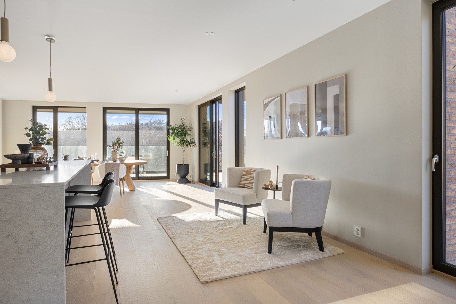 Leiligheten er påkostet med vannbåren gulvvarme og lys, enstavs eikeparkett i alle oppholdsrom. Galleribilde