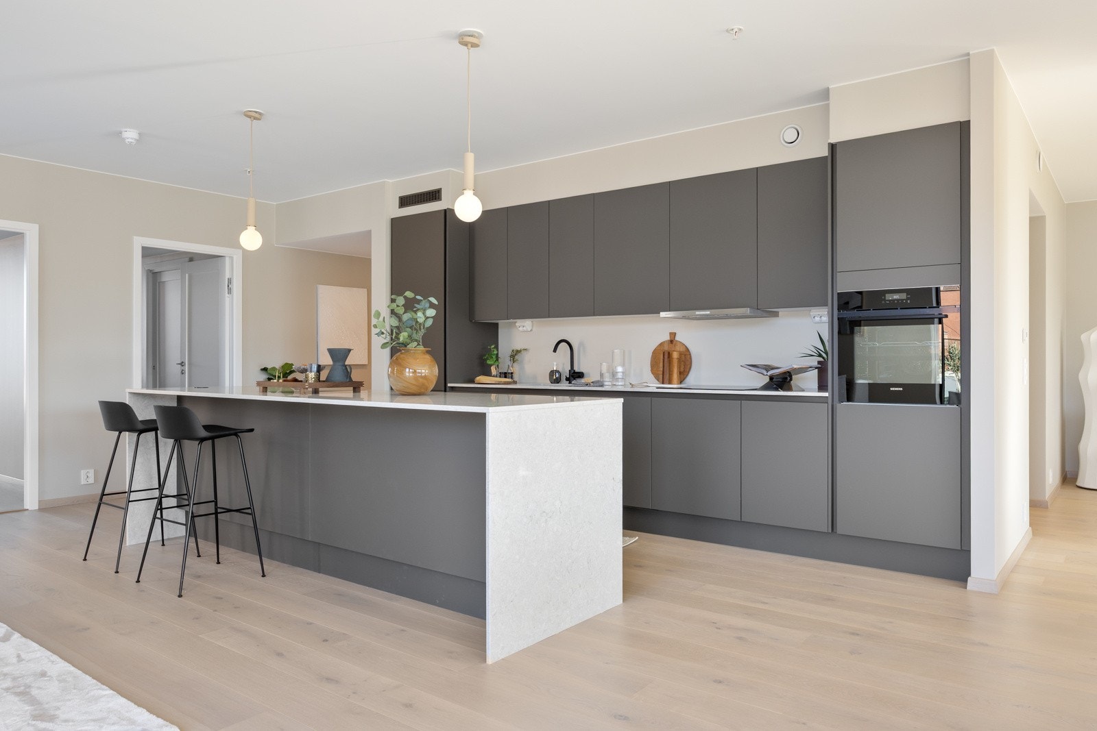 Kjøkkenøya har oppbevaring mot kjøkkenet og flere spiseplasser ut mot rommet. Galleribilde