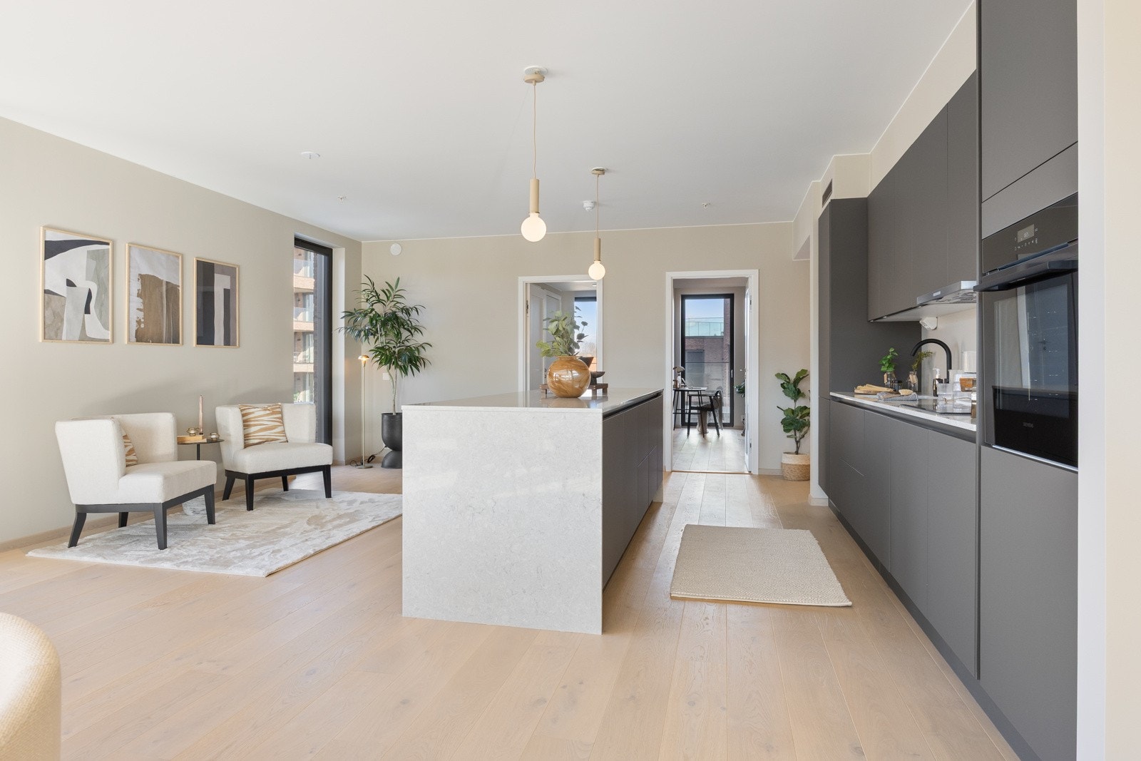 Innredningen har matte, glatte fronter med gripekant og benkeplate i tynn, lys kompositt med underlimt kum fra Blanco. Galleribilde