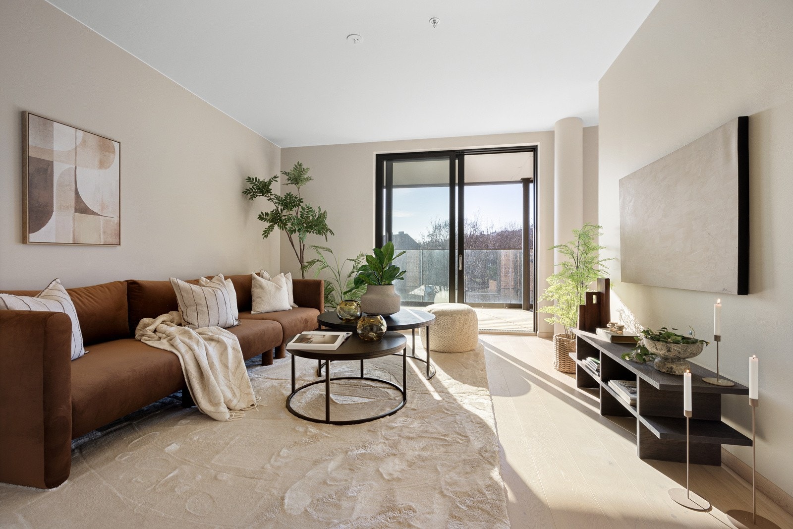 Fra tv-stuesonen er det utgang til den vestvendte og overbygde delen av terrassen. Galleribilde