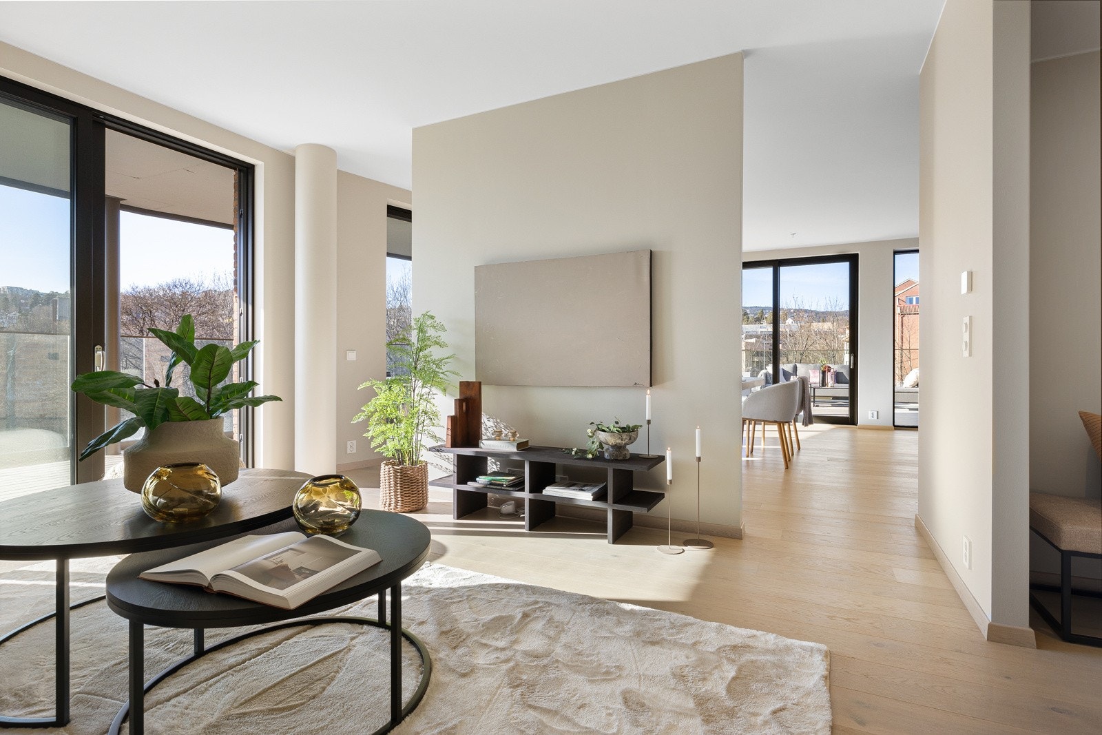 Stuen er delt i to soner av en smal delevegg, perfekt til flatskjerm og tv-lounge i innerste del. Galleribilde