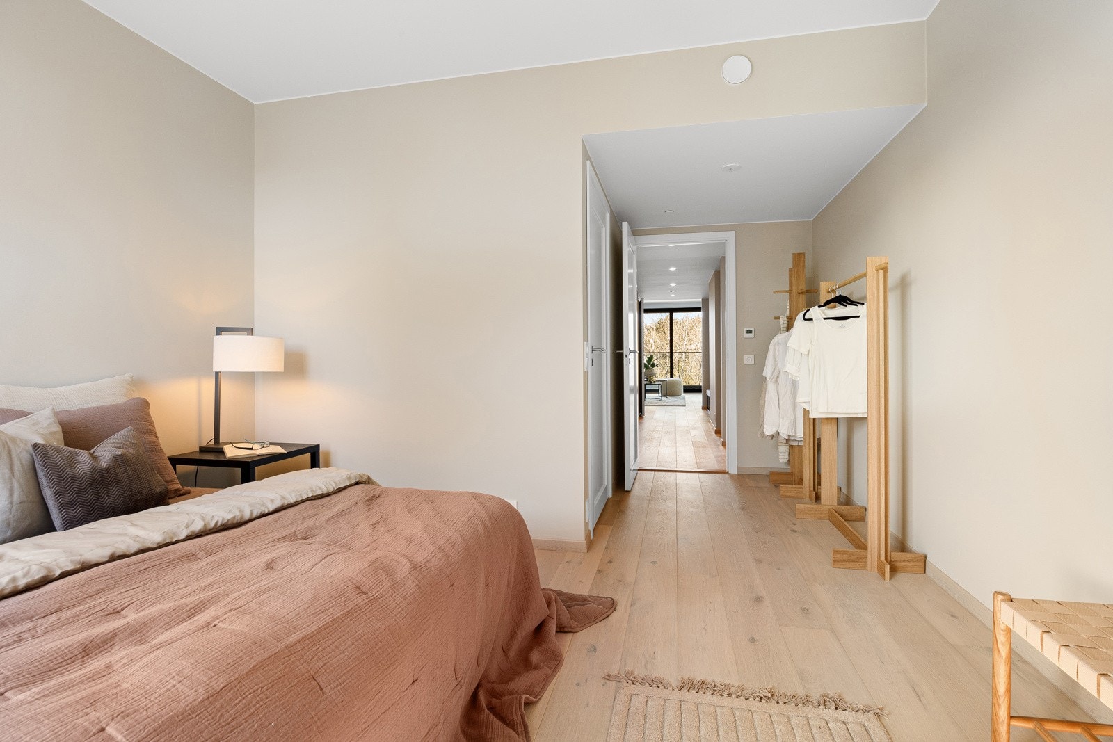 Hovedsoverommet ligger i suite med eget bad og har god plass til garderobeløsninger. Galleribilde