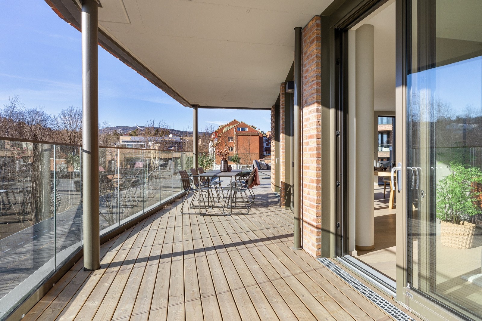 Den overbygde delen mot vest er ekstra lun og solrik med fin plass til møbler under tak. Galleribilde