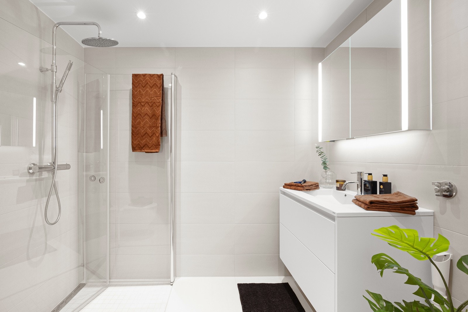 Badet med inngang fra gangen er holdt i samme stil som det andre, og har i tillegg opplegg for vaskesøyle. Galleribilde