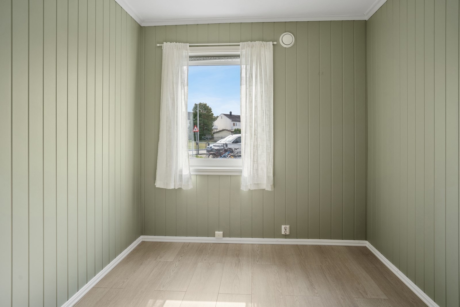 Det andre soverommet er også av god størrelse, og passer ypperlig som barnerom/gjesterom eller hjemmekontor. Her er det lagt nytt gulv i 2024. Galleribilde