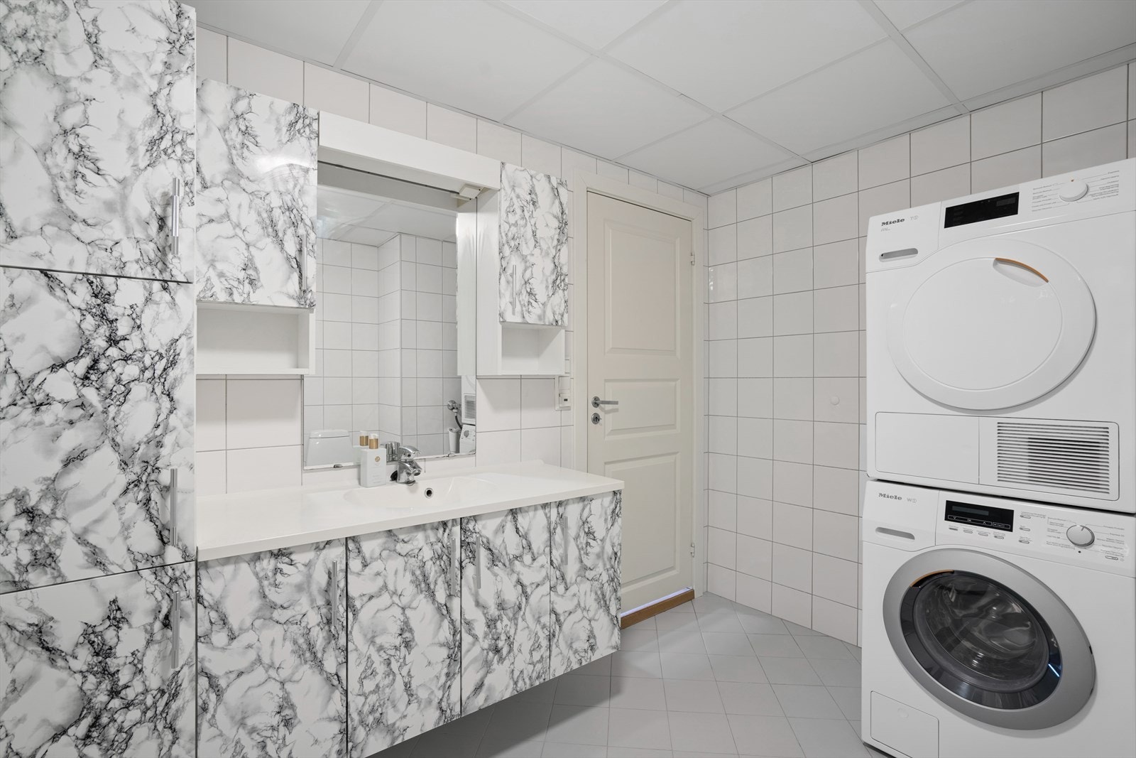 Det er plass til både en vaskemaskin og en tørketrommel. Galleribilde