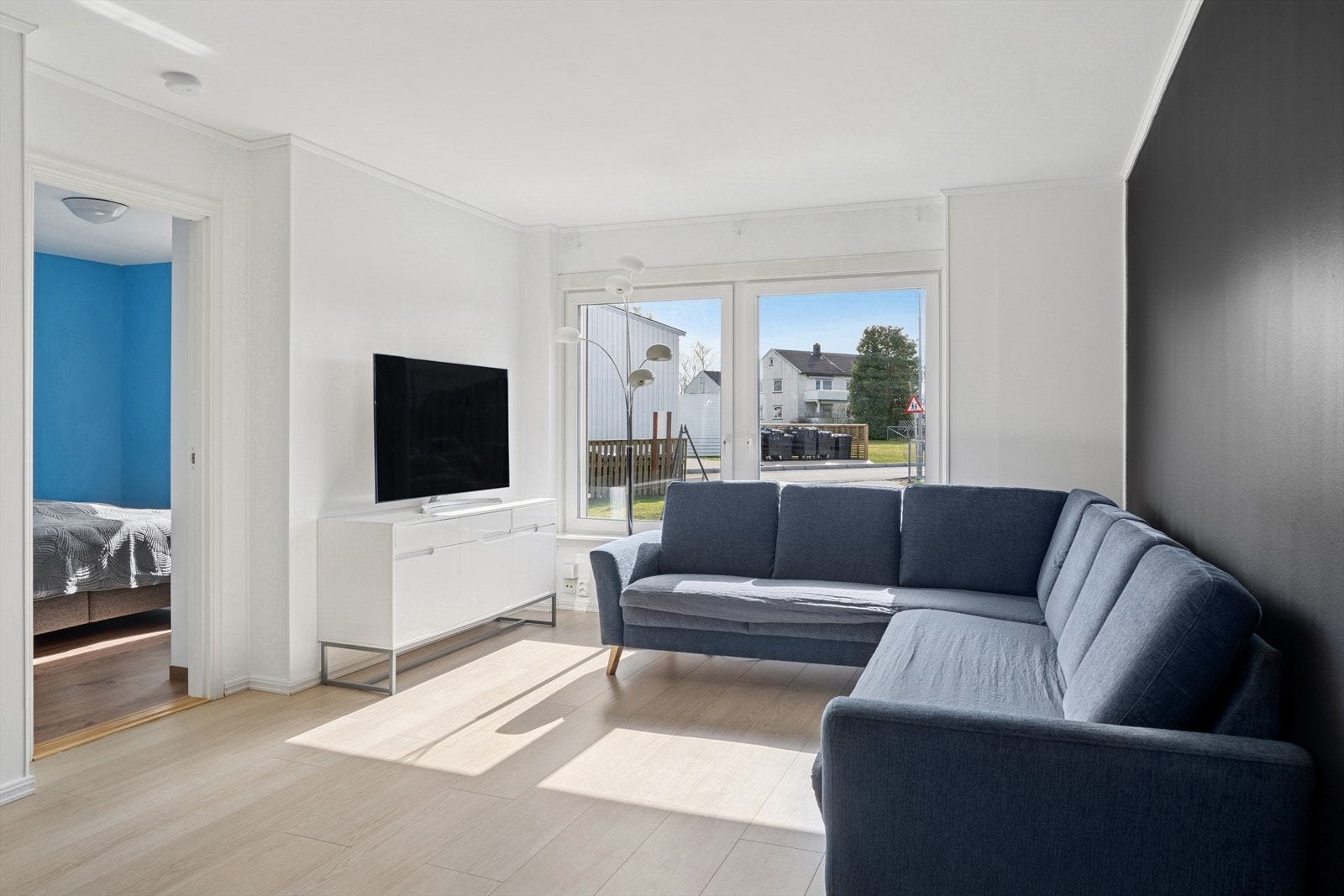 Det er lagt nytt gulv i stuen i 2024. Galleribilde