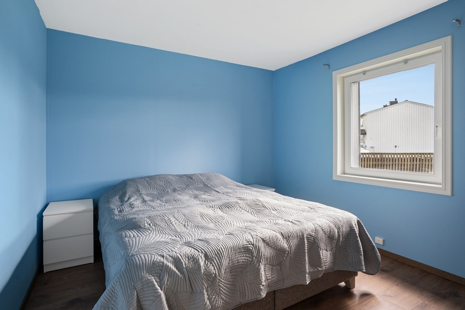 Leiligheten har to store og gode soverom med god plass til både dobbeltseng og tilhørende nattbord. Galleribilde