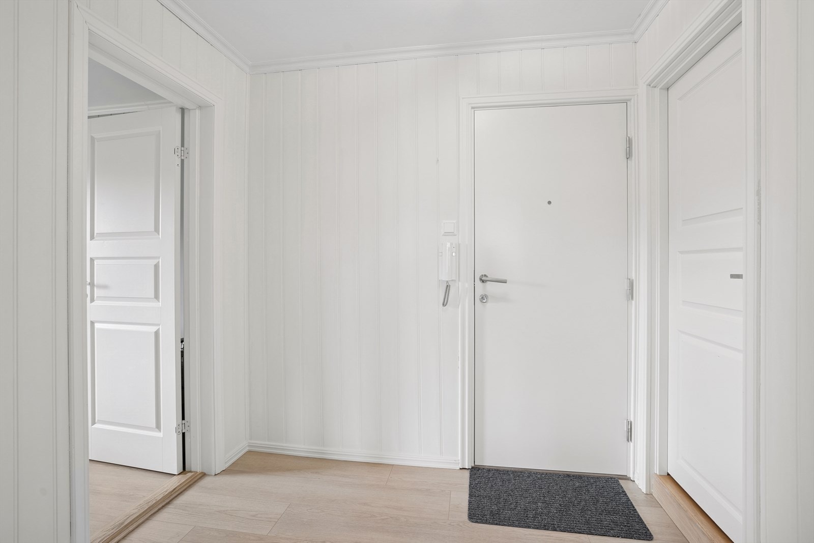 Lys og innbydende entré med dørtelefon og god plass til å henge fra deg yttertøy og sette fra deg sko. Galleribilde