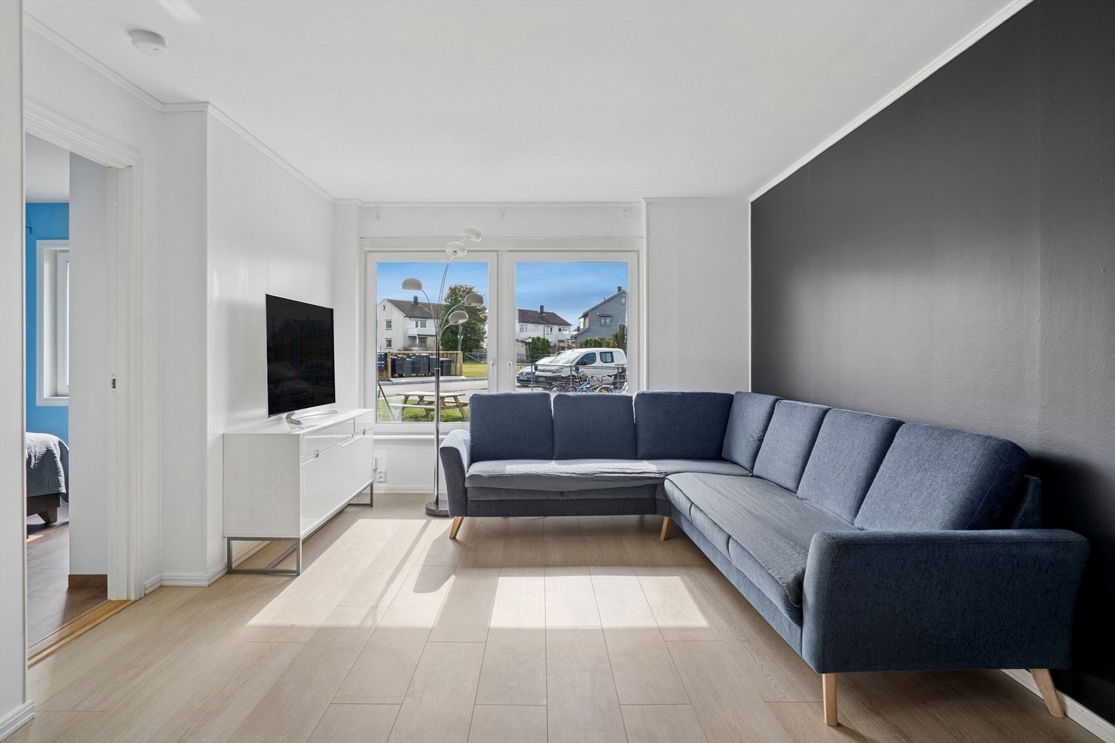 Det er godt med plass til en koselig sofakrok for hele familien å nyte filmkvelder sammen i. Galleribilde