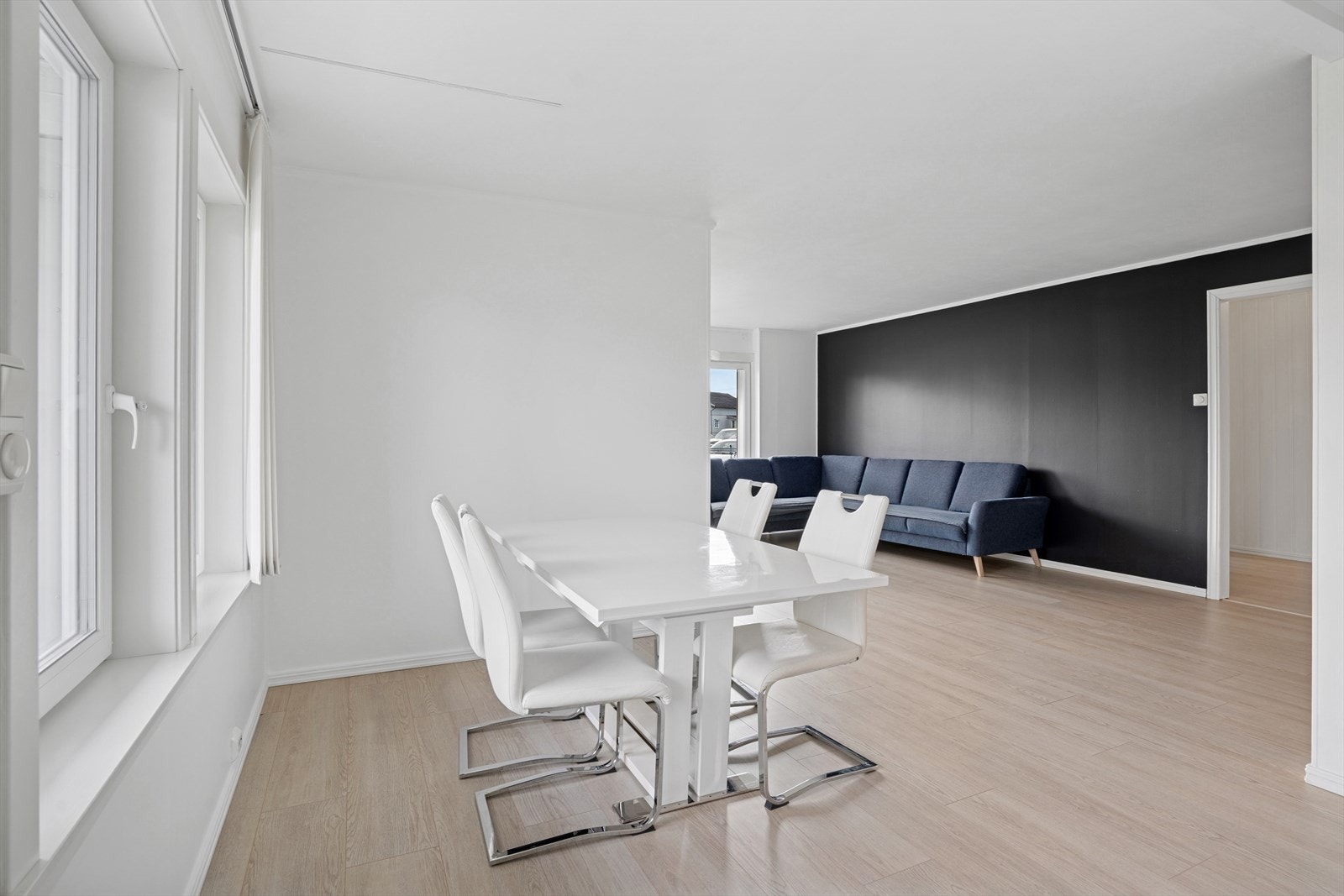 Det er gode innredningsmuligheter i leiligheten, med plass til en stor spisegruppe og en stor sofagruppe. Galleribilde