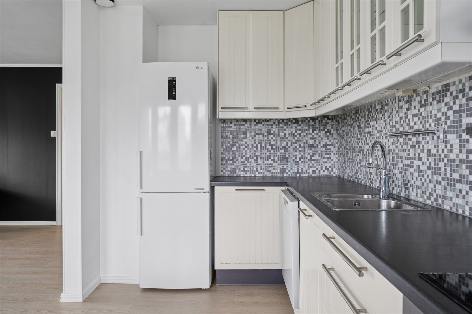 Kjøkkenet har bra med skap- og benkeplass. Galleribilde