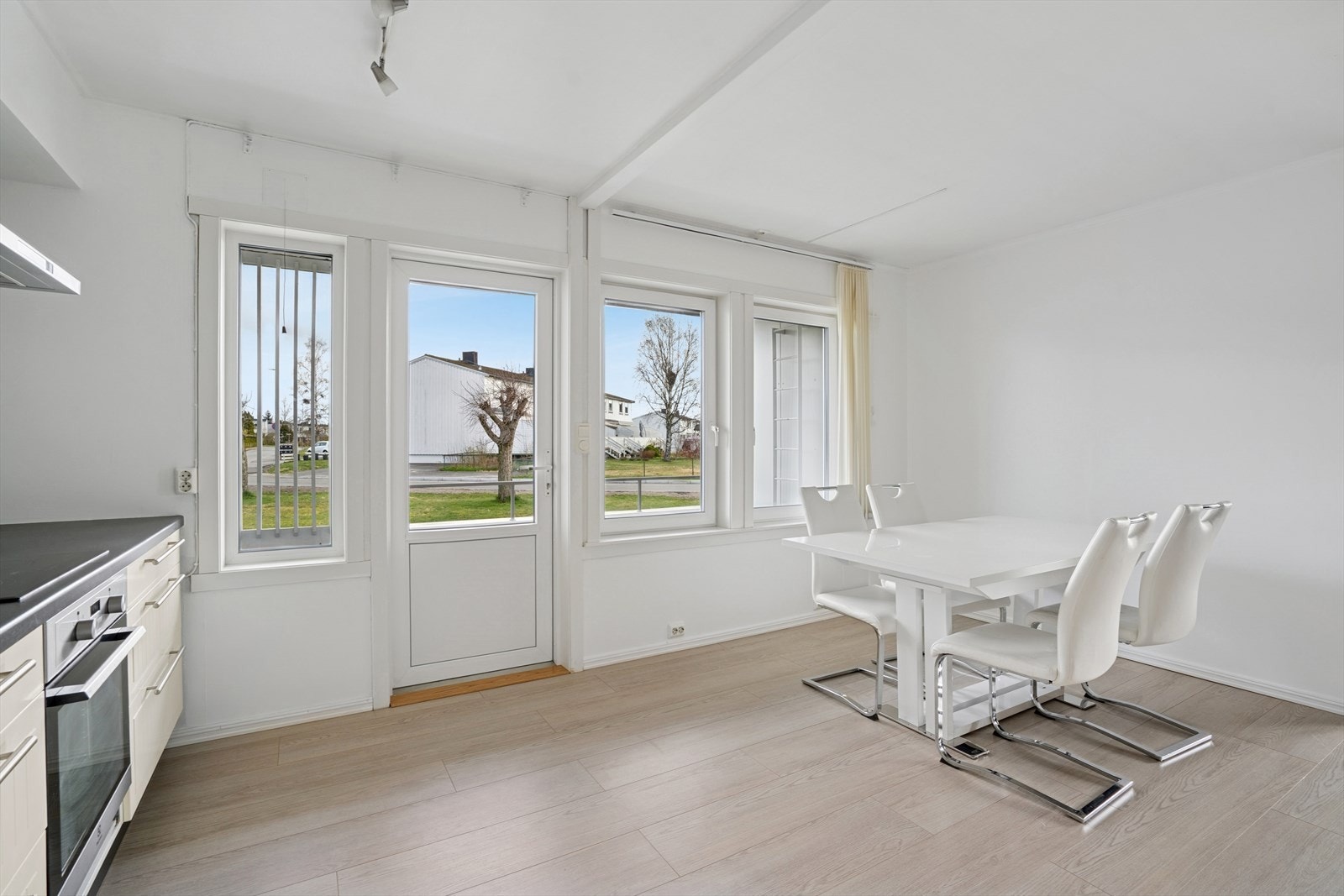 Store vindusflater fra 2013. Fra kjøkkenet er det utgang til leilighetens balkong. Galleribilde