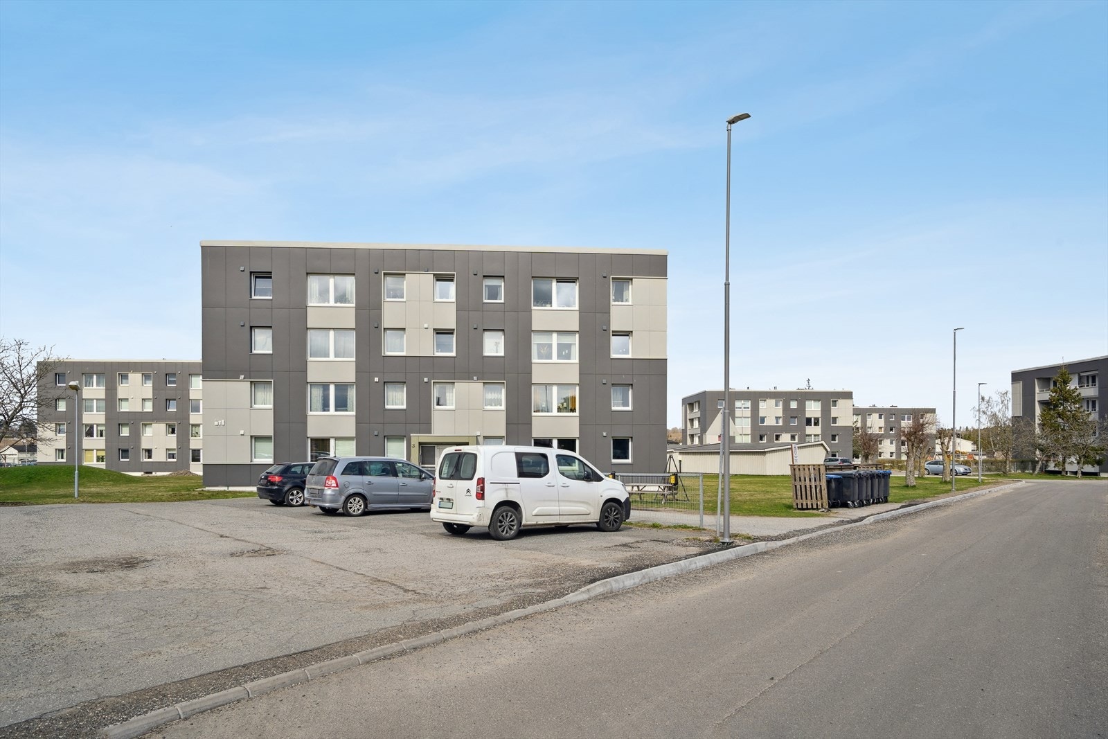 Leiligheten disponerer en egen biloppstillingsplass med lademulighet for elbil. Galleribilde