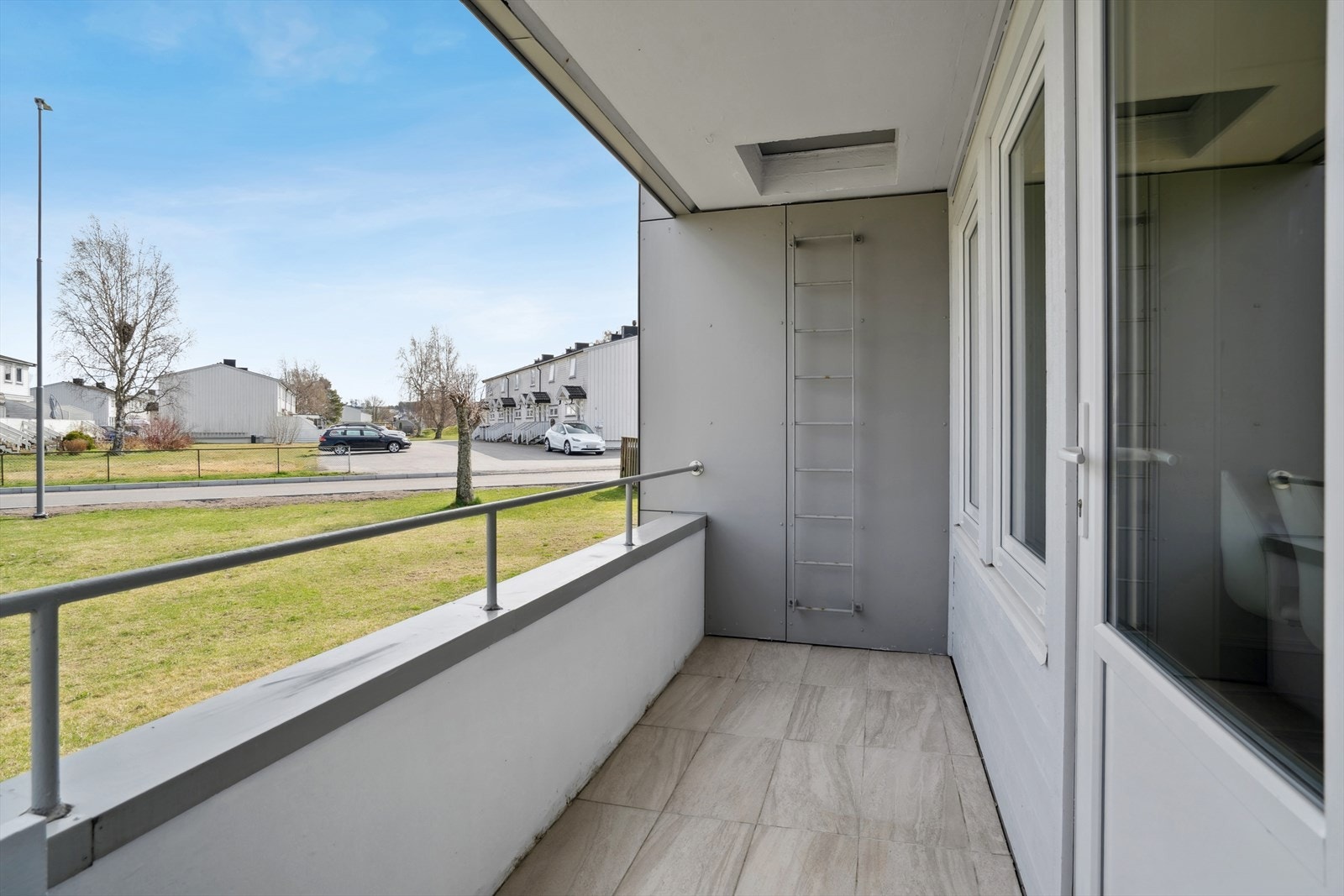 Nordøstvendt og overbygd balkong på 6m², med gode solforhold om dagtid. Galleribilde