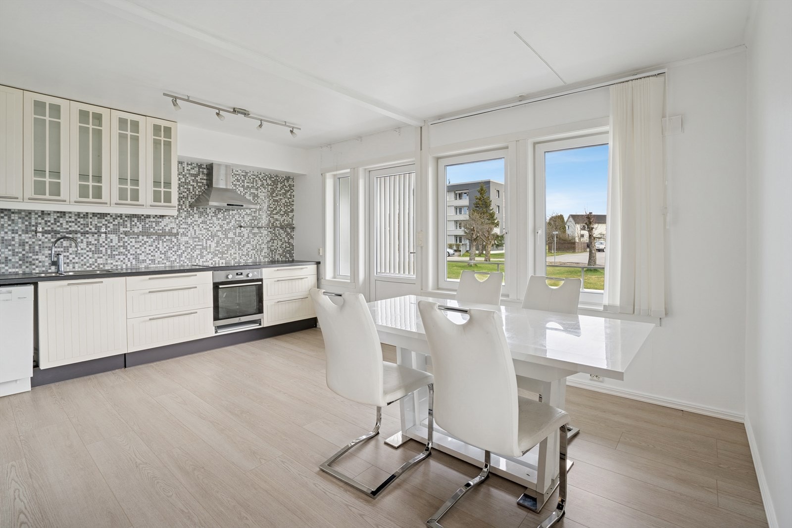 Åpen kjøkkenløsning med god plass til en stor spisegruppe i tilknytning til balkongdøren. Galleribilde