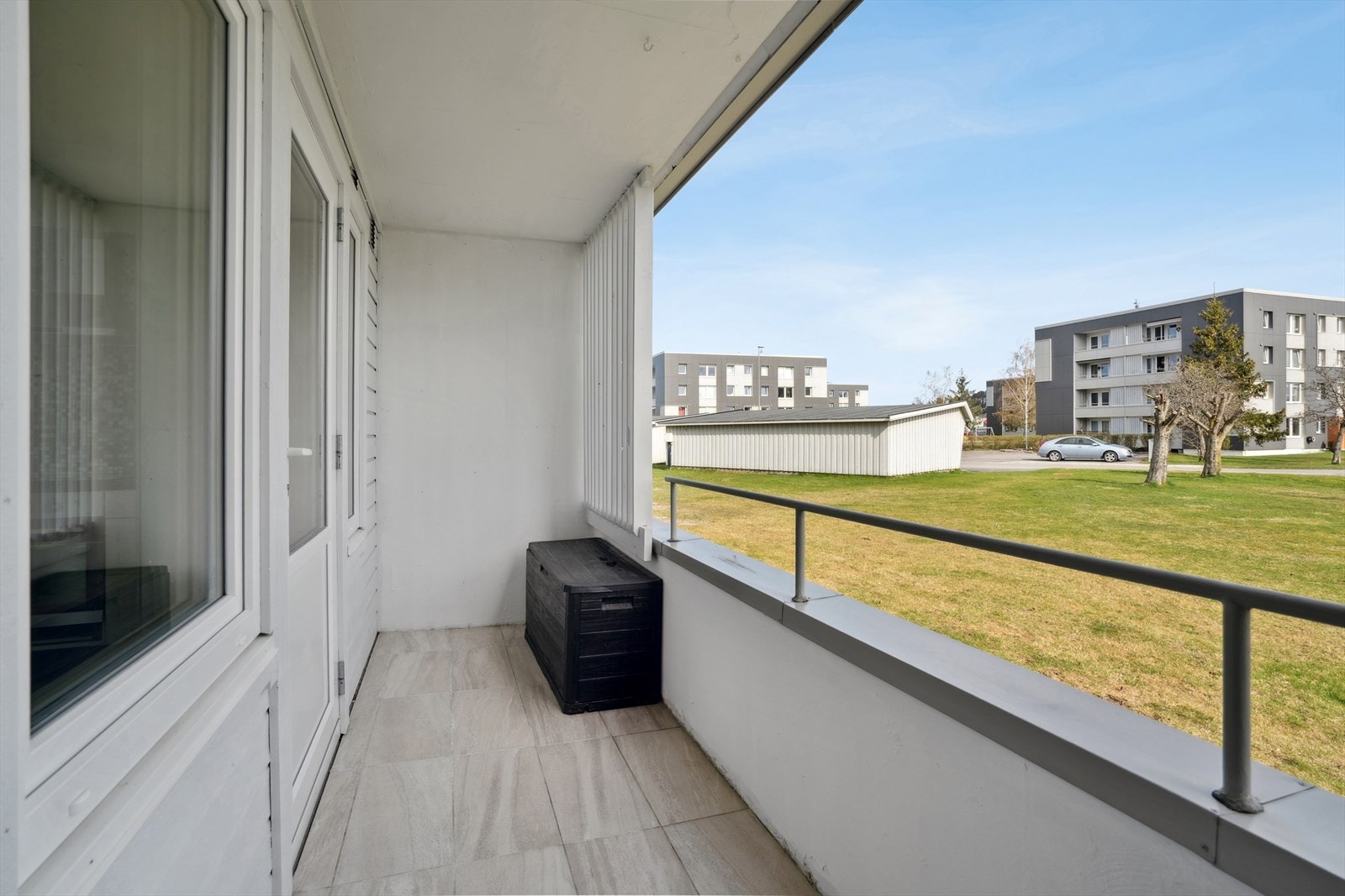 Det er god plass til en sittegruppe slik at de gode solforholdene kan nytes i god ro. Det er tillatt med elektrisk/gass grill. Galleribilde