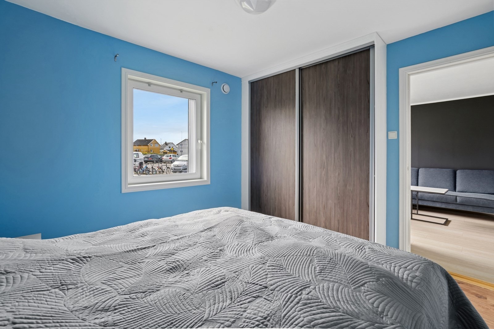 Hovedsoverommet fremstår som romslig, og har en egen skyvedørsgarderobe. Galleribilde