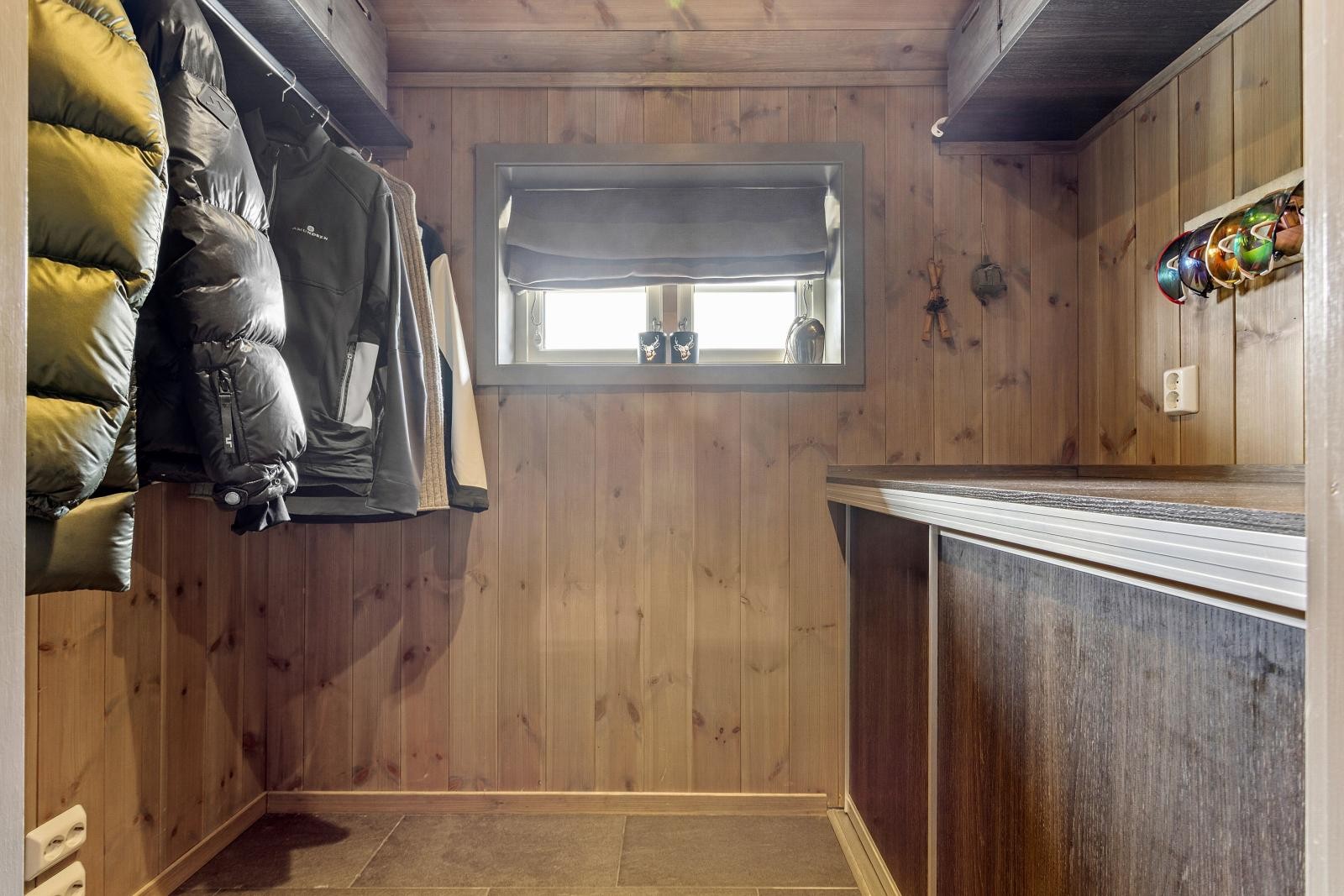 Garderoben i entréen er særdeles praktisk innredet med rikelig plass til heng av jakker og benk med underskap med opplegg for vaskemaskin Galleribilde