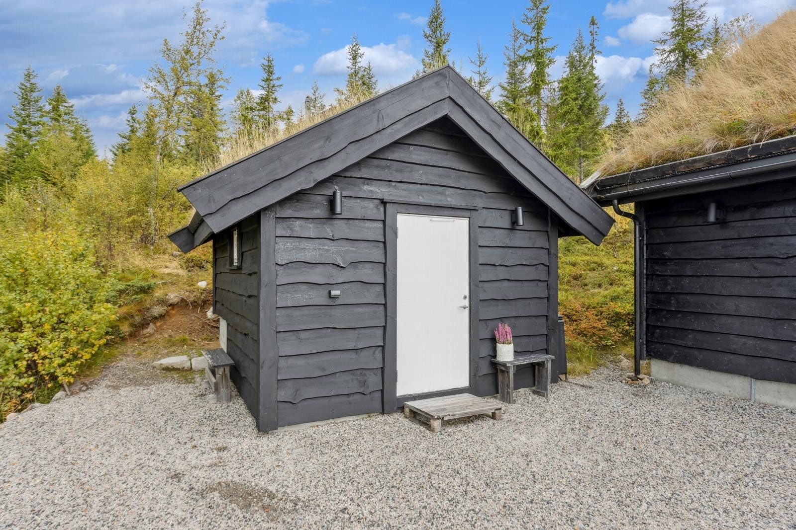 Uteboden byr på hele 13 kvm med lagring og rikelig plass til å smøre skiene Galleribilde