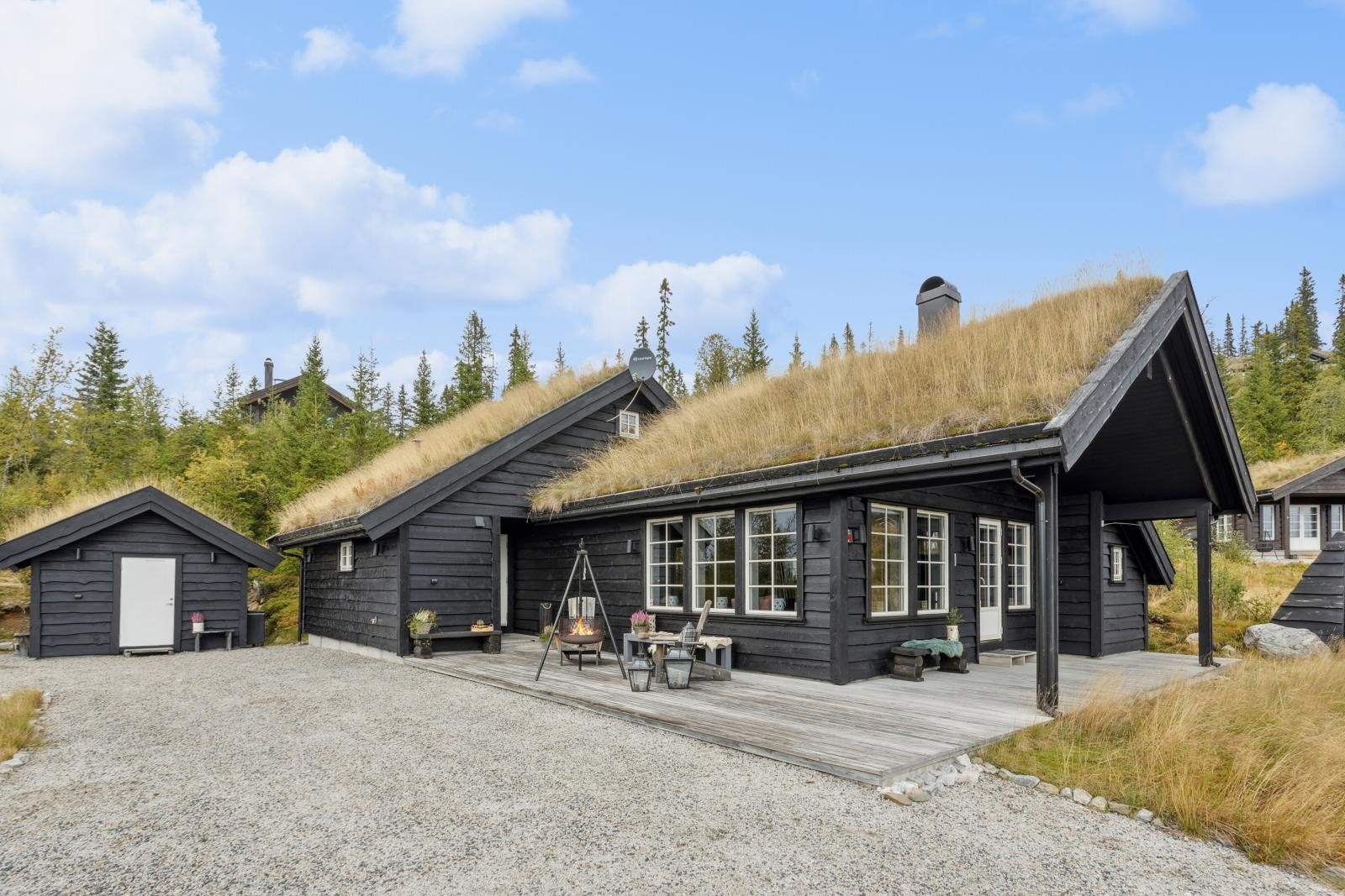 Velkommen til Nedre Teigeseterlia 4 - En herlig og usjenert beliggende familiehytte på Tempelseter med nydelig utsikt og milevis med skiløyper og turområder rett ut fra hyttedøren. Foto: EFKT v/Mads Brekke Galleribilde