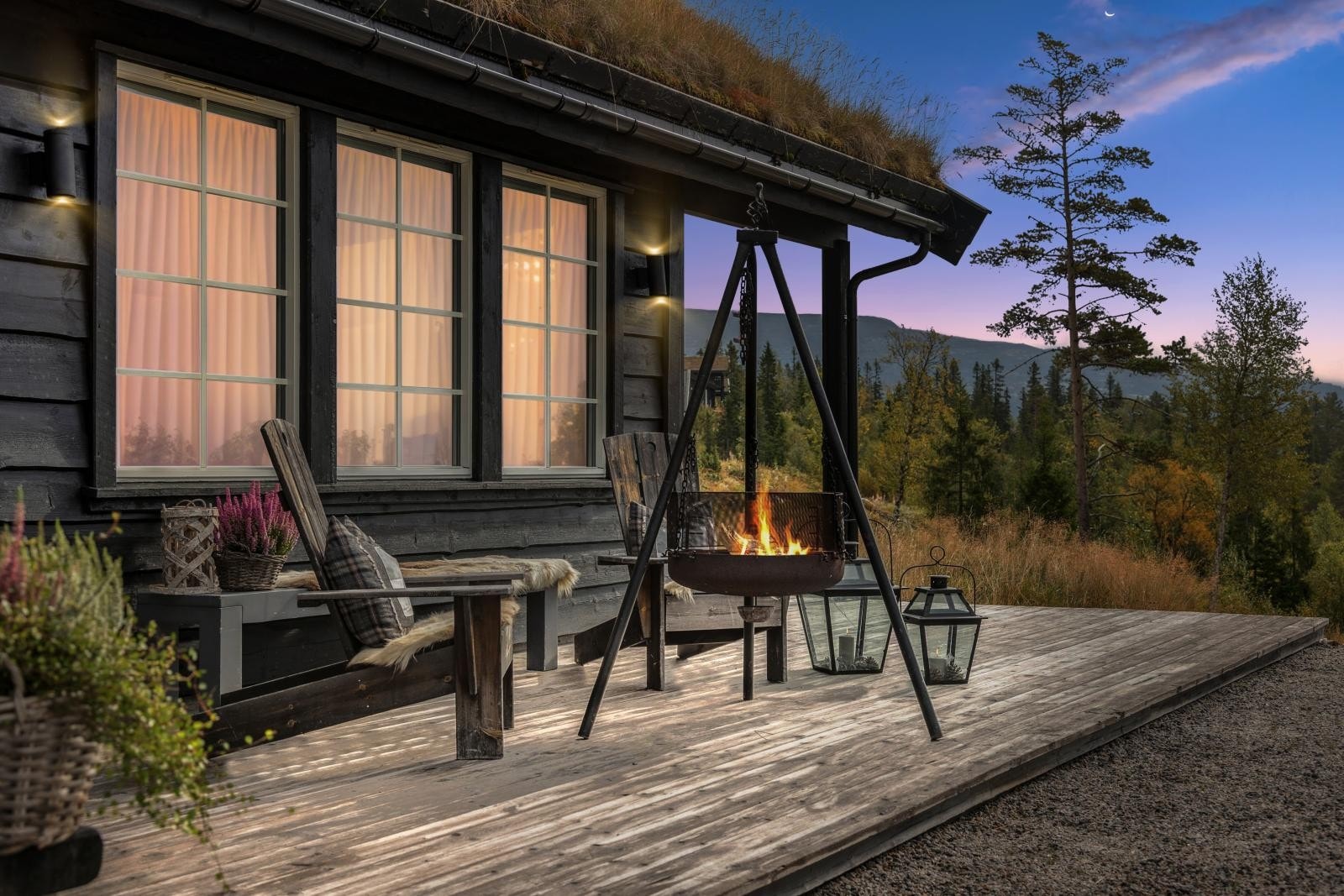 Store terrasserte områder utenfor hytteveggen med ca 45 kvm boltreplass samt en hyggelig gapahuk i tilknytning til terrassene. Her kan man nyte utsikten, fyre bålpanne og finne roen Galleribilde