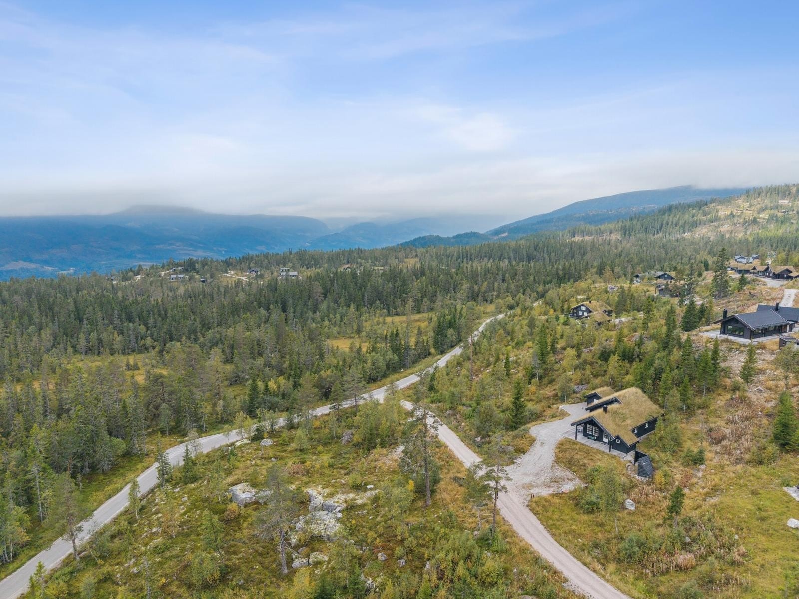 Hytta er vendt med uteområder mot både sydøst og sydvest med optimale sol- og lysforhold året rundt Galleribilde