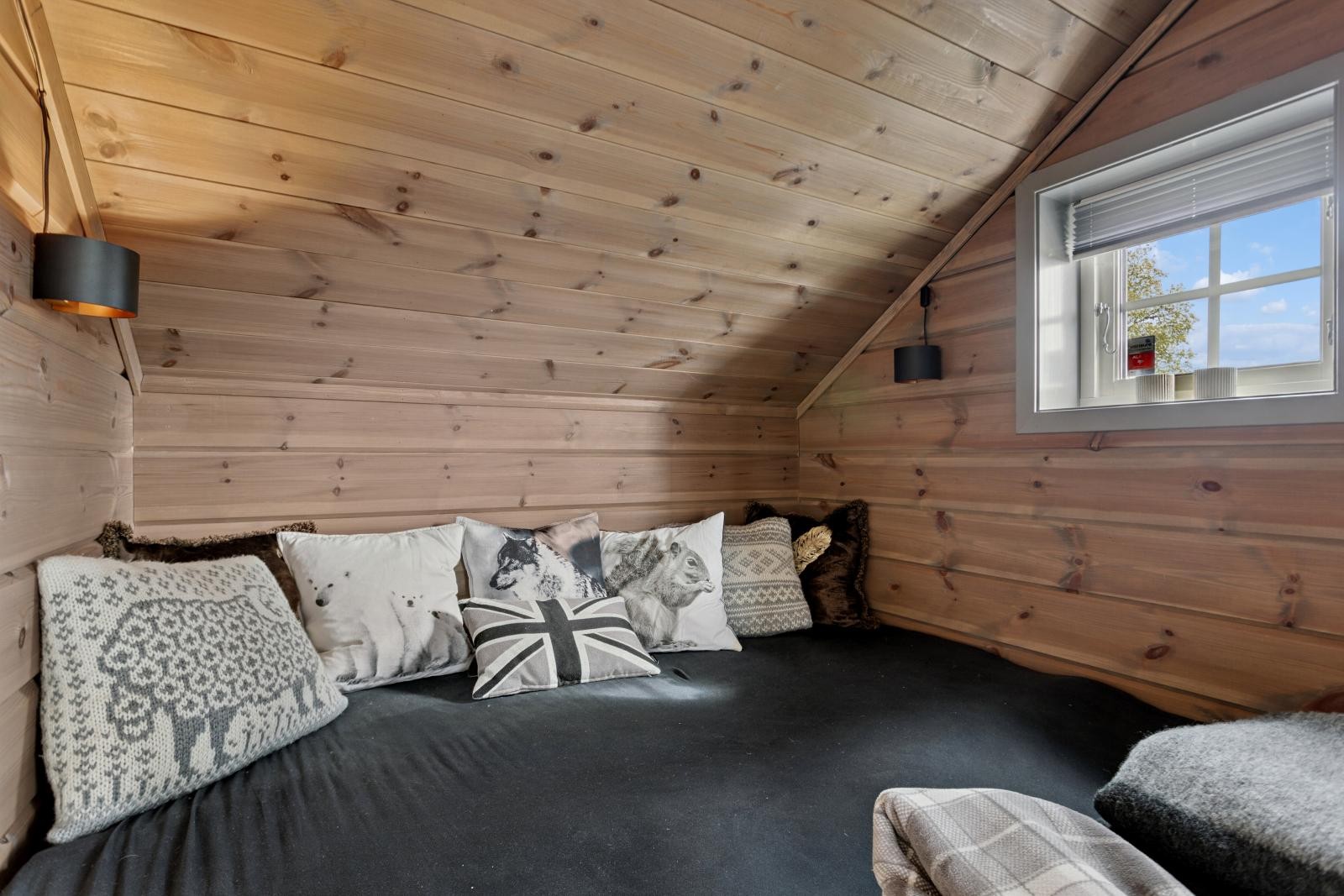 Soverom 4 - et stort rom med muligheter for flere sengeplasser som her med to dobbeltsenger Galleribilde