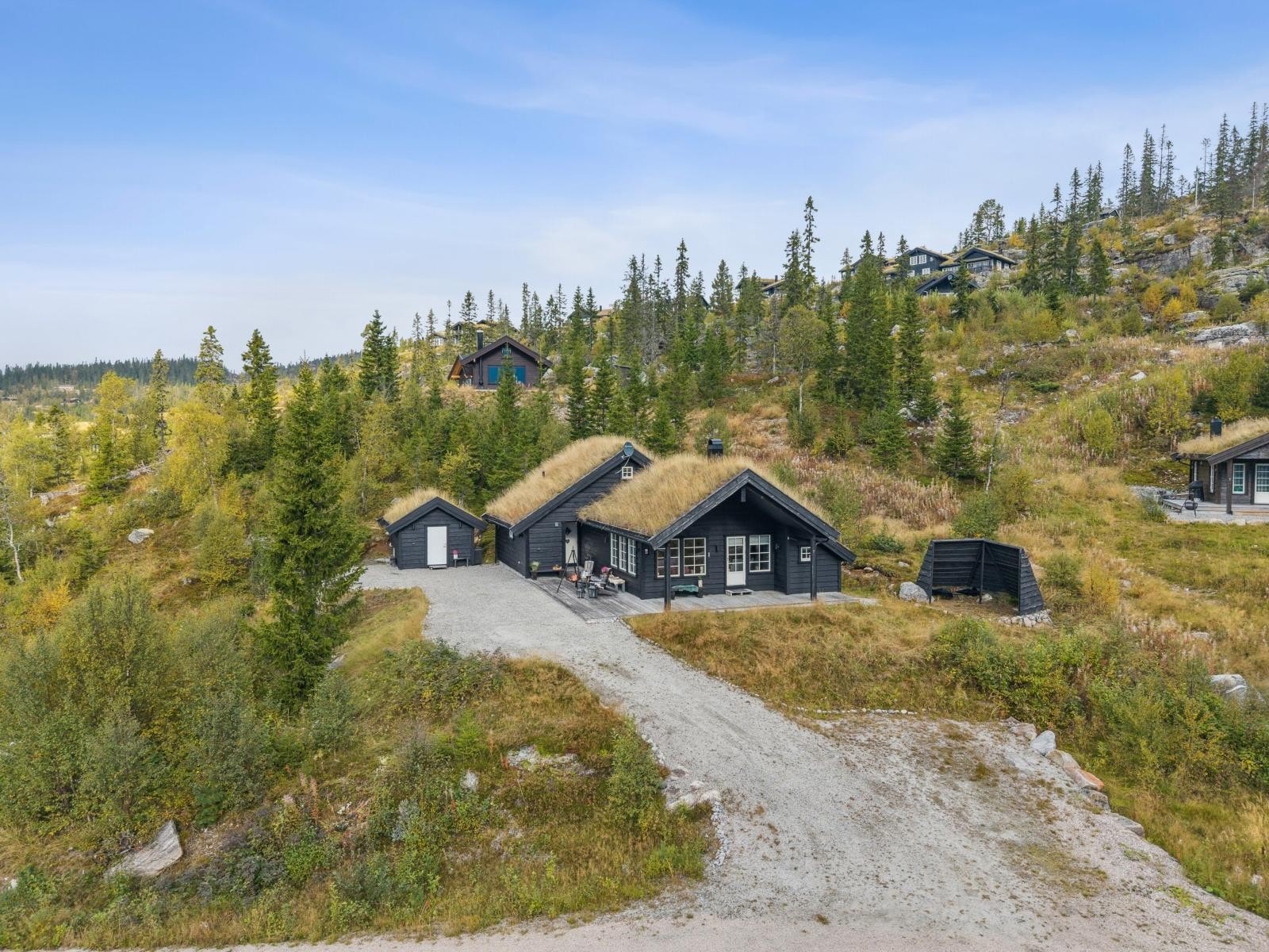 Hytta har rikelig med biloppstillingsplasser både på øvre og nedre del av innkjørselen Galleribilde