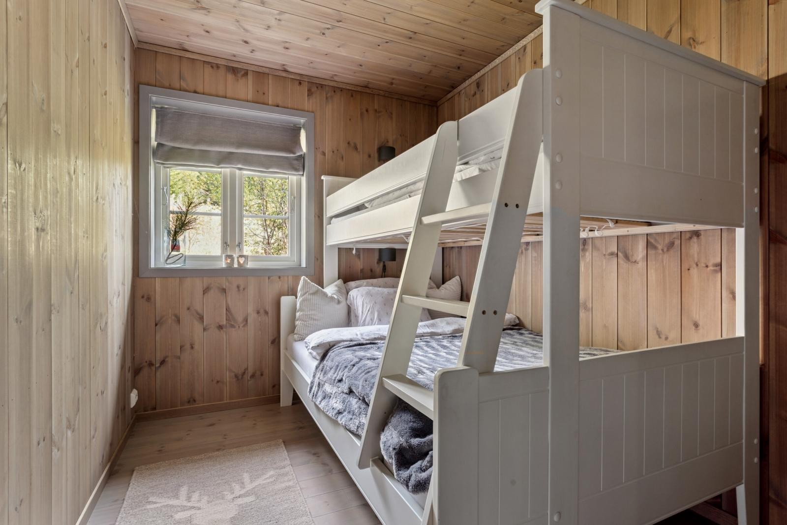 Soverom 2 med familiekøyeseng som fint huser tre personer Galleribilde