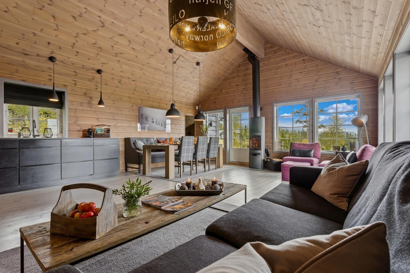 Herlig stue og spisestue del med åpen kjøkkenløsning med herlig takhøyde og rikelig med lysinnfall fra vinduer i tre retninger Galleribilde