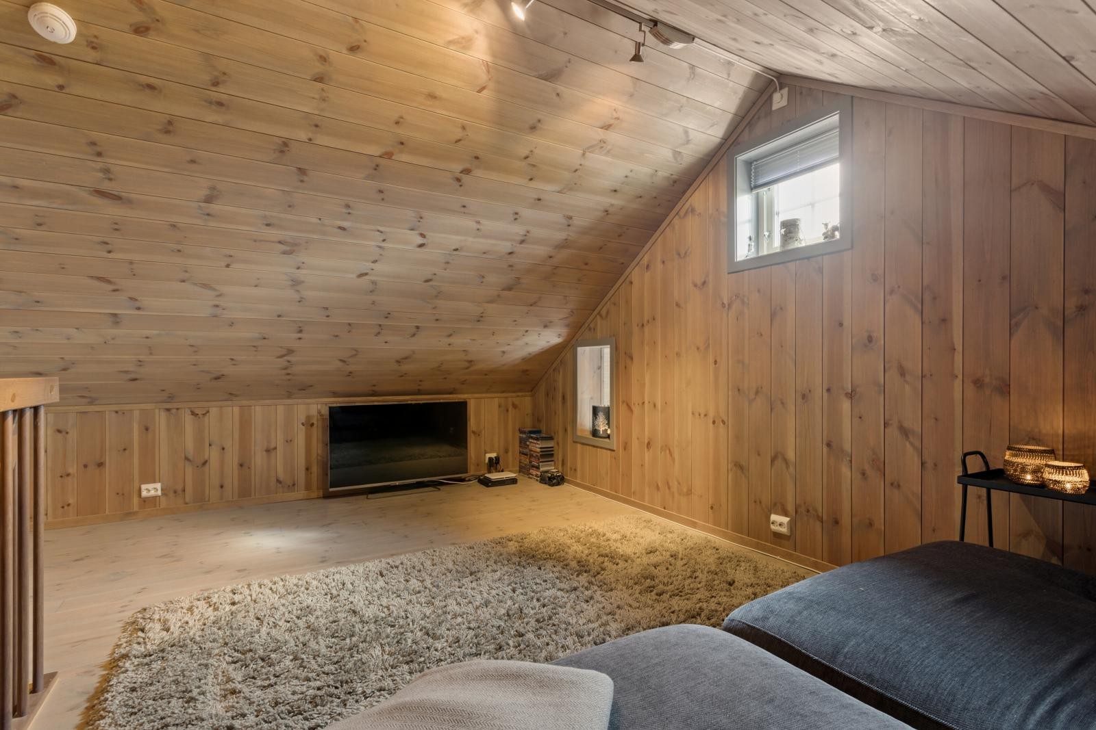 Loftsstuen har også montert inn to vinduer, et som gir luft fra naturen og det andre med utsyn ned i stuedelen Galleribilde