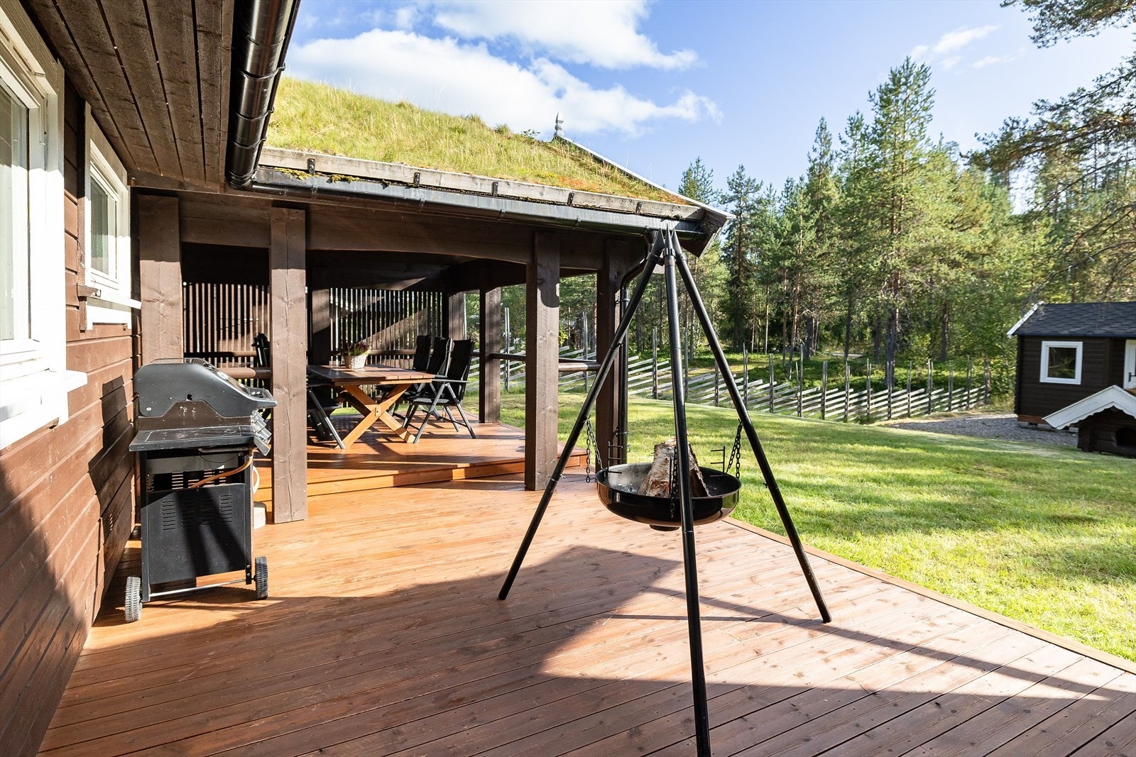 Utgang fra stue og gang til sør-vestvendt terrasse på 37 m2. Galleribilde