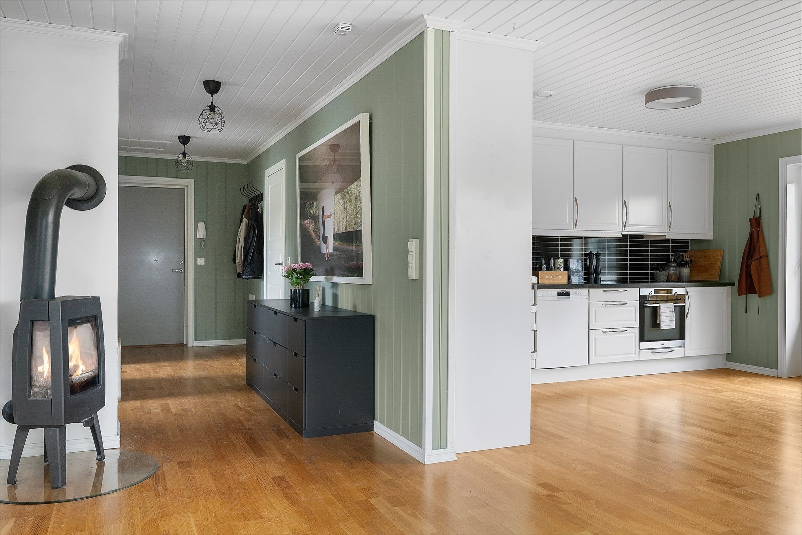 Inngangspartiet består av en romslig gang som knytter rommene og stue/kjøkkenet sammen Galleribilde