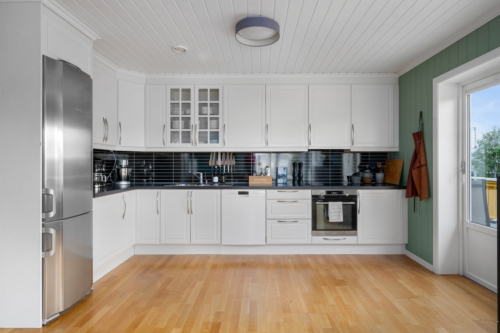 Kjøkkenet har godt med skap og benkeplass Galleribilde