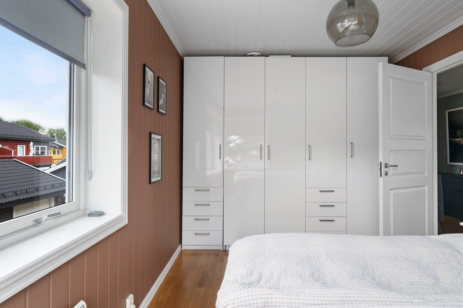 God plass til garderobeskap Galleribilde