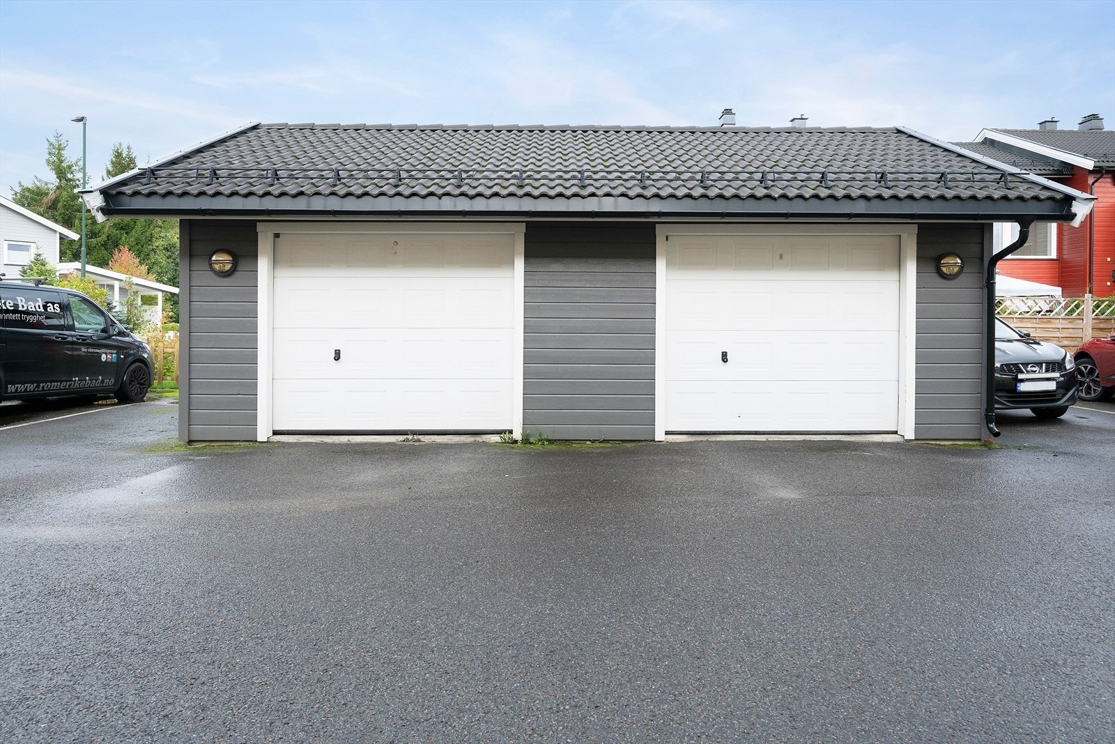 Samt garasje med El-billader Galleribilde