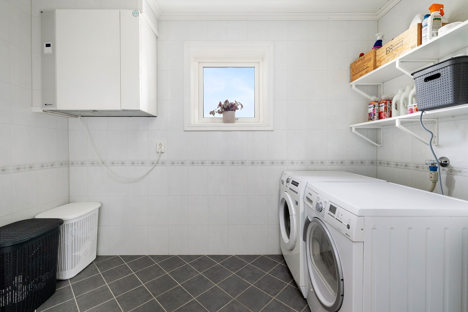 Bdet har også et vaskerom med skyvedør som gir mulighet til å holde rommene adskilt Galleribilde