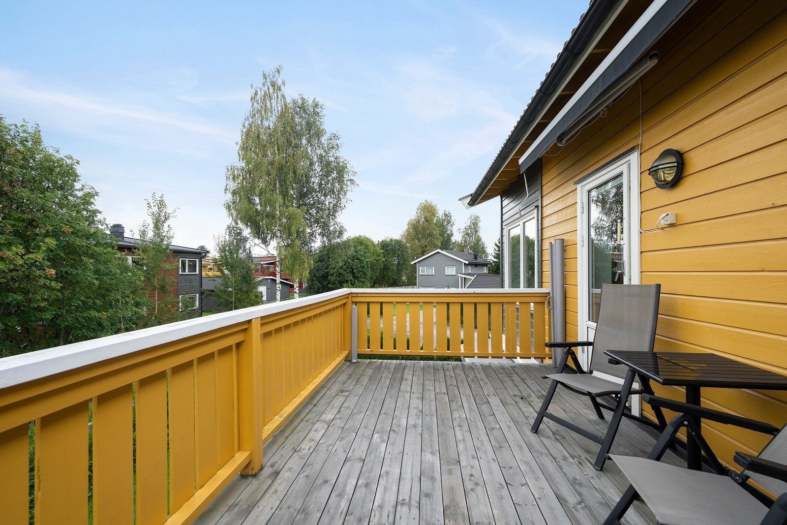 Leiligheten har en stor balkong og er utstyrt med markise Galleribilde