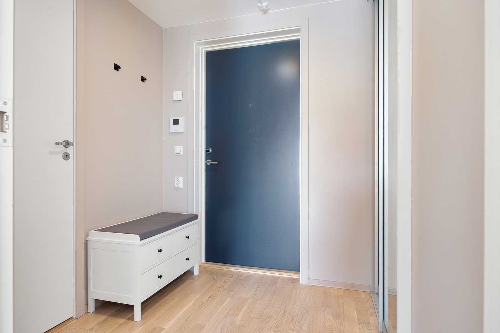 Entrè med skyvedørsgarderobe. Galleribilde
