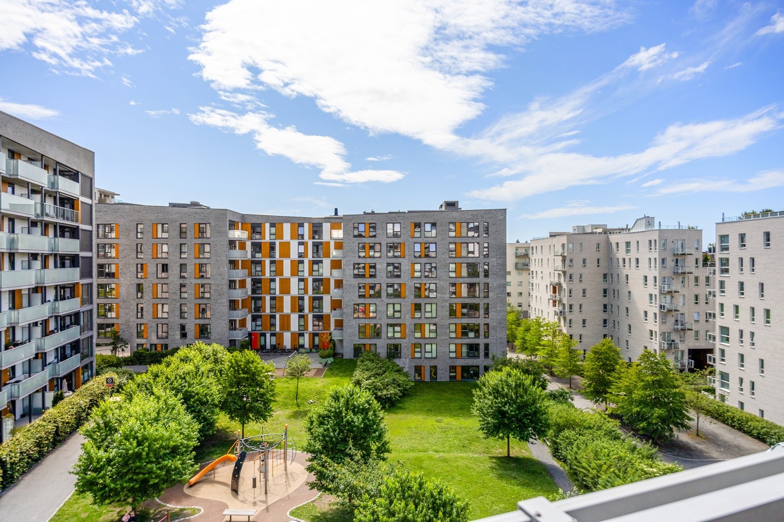 Balkongen vender mot grønn og hyggelig bakgård. Galleribilde