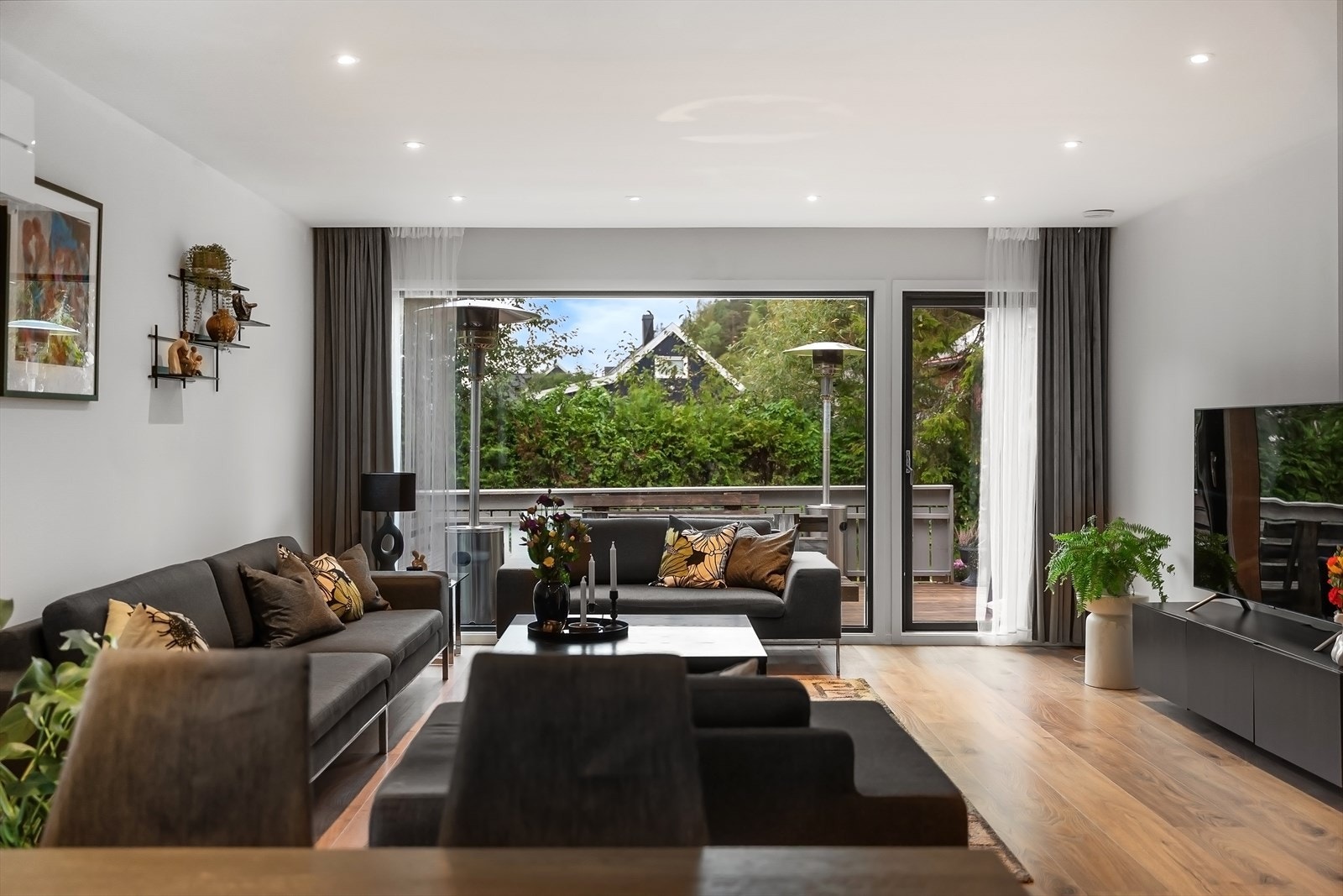 God plass til sofaseksjon med mediamøbler. Galleribilde