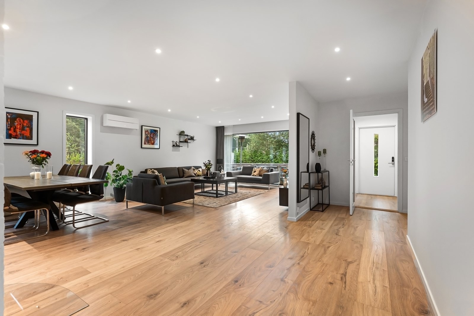 Åpen løsning med god flyt mellom stue, spiseplass og kjøkken. Galleribilde