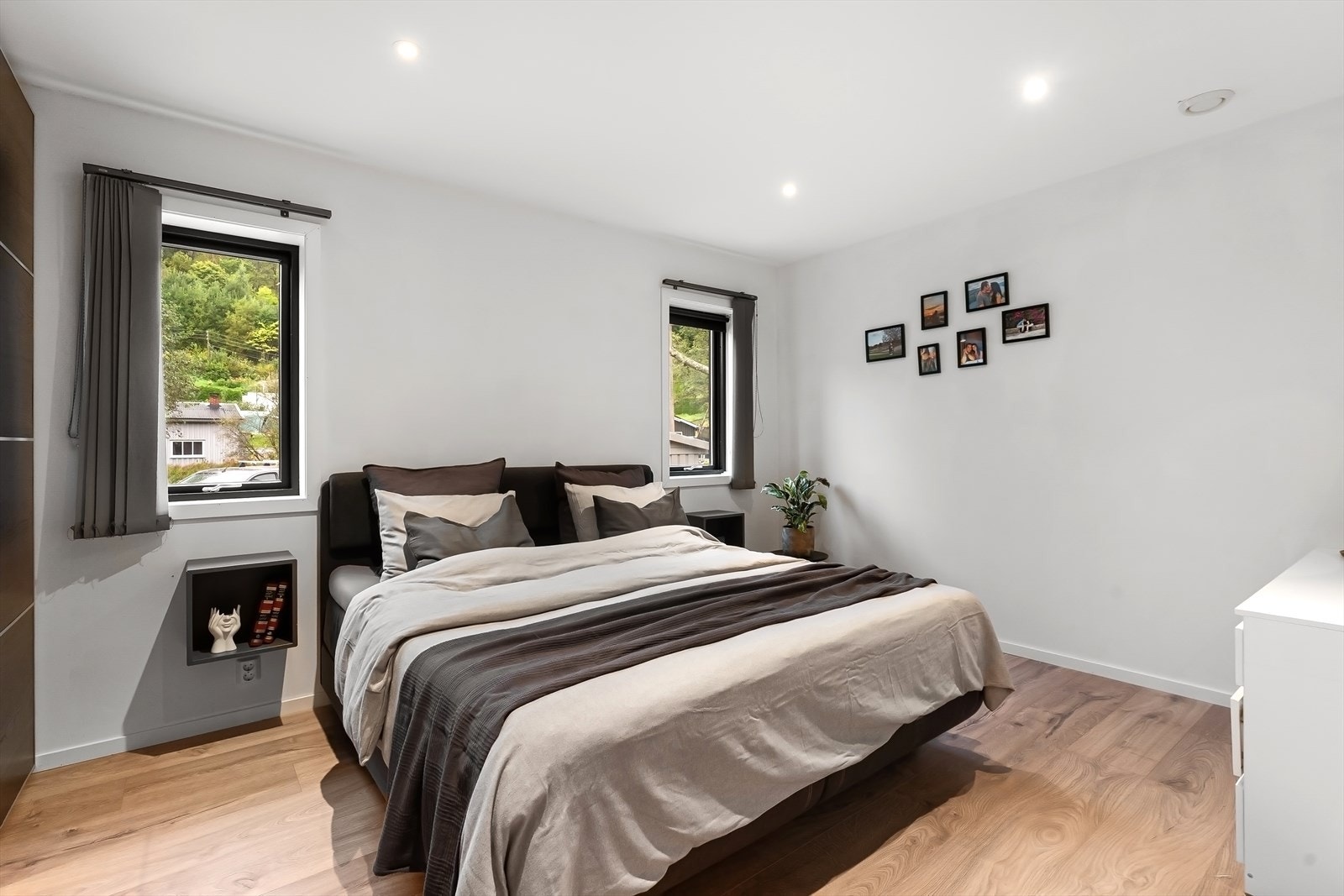 Boligen inneholder totalt tre soverom, alle i 1. etasje. Galleribilde