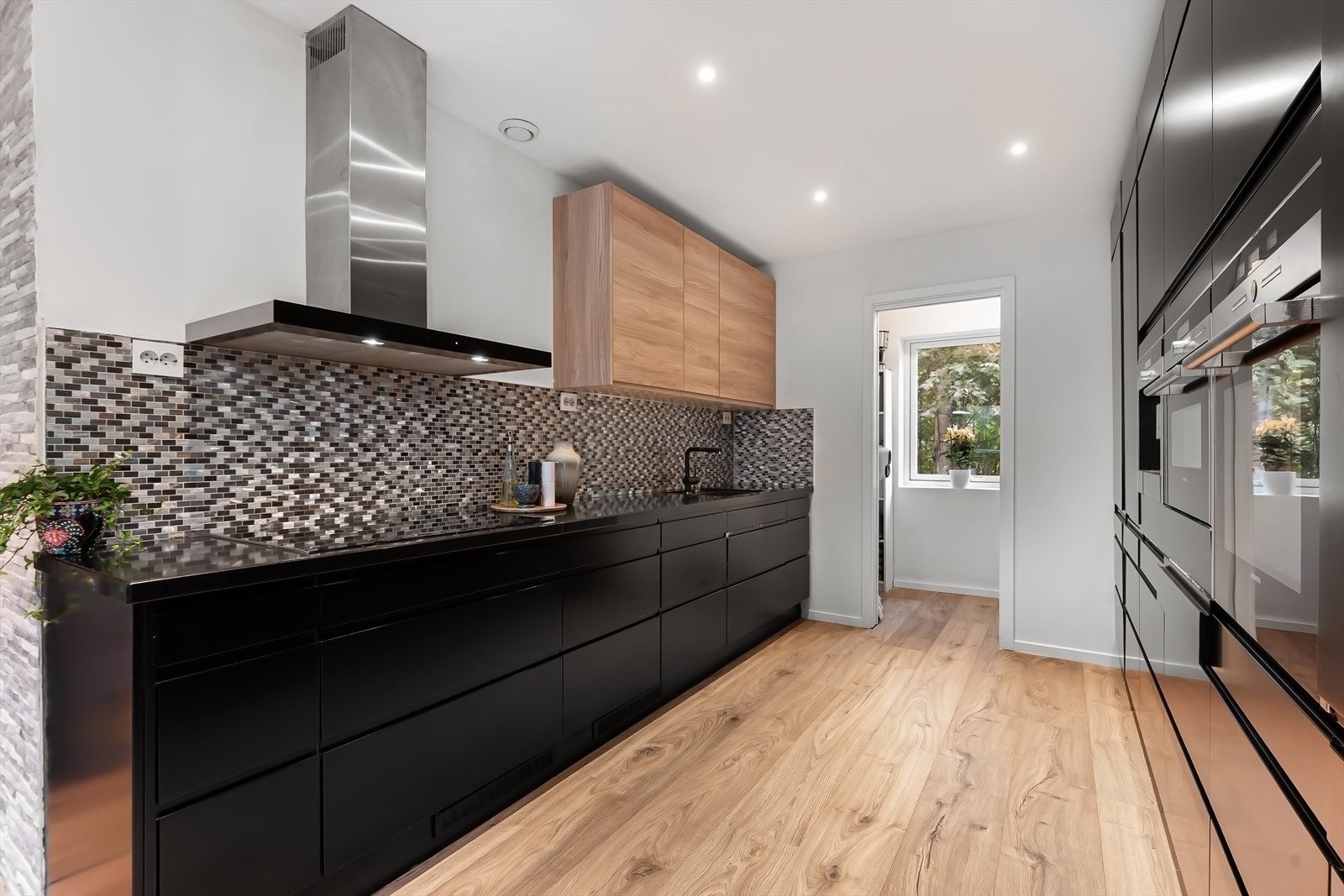 Slette fronter i mørk utførelse kombinert med treverkspreg. Galleribilde