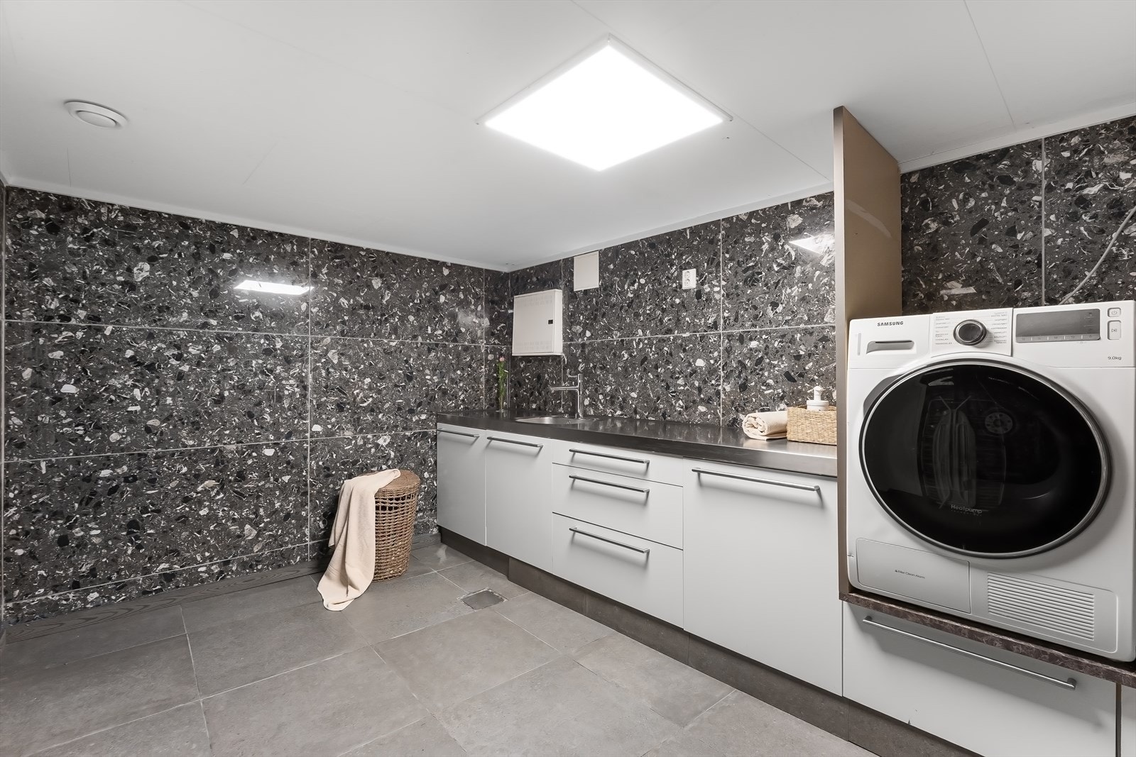 Flislagt vaskerom med varmekabler. Galleribilde