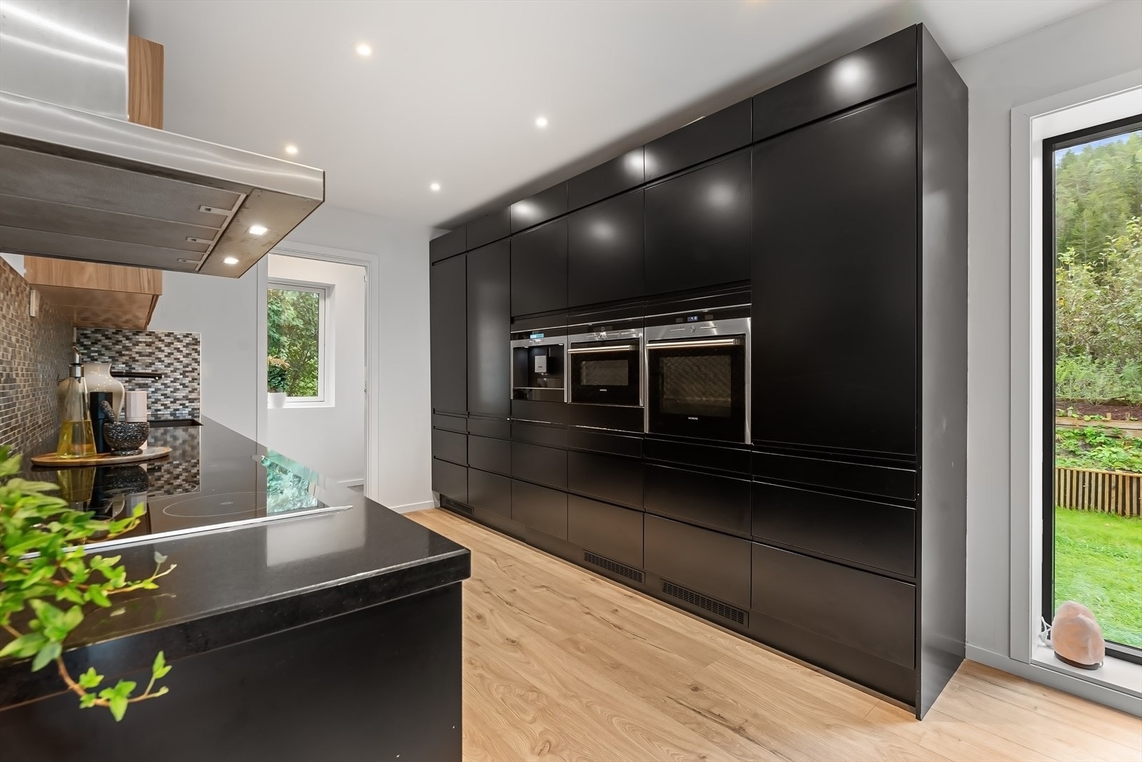 Kjøkken med åpen løsning mot stue. Galleribilde