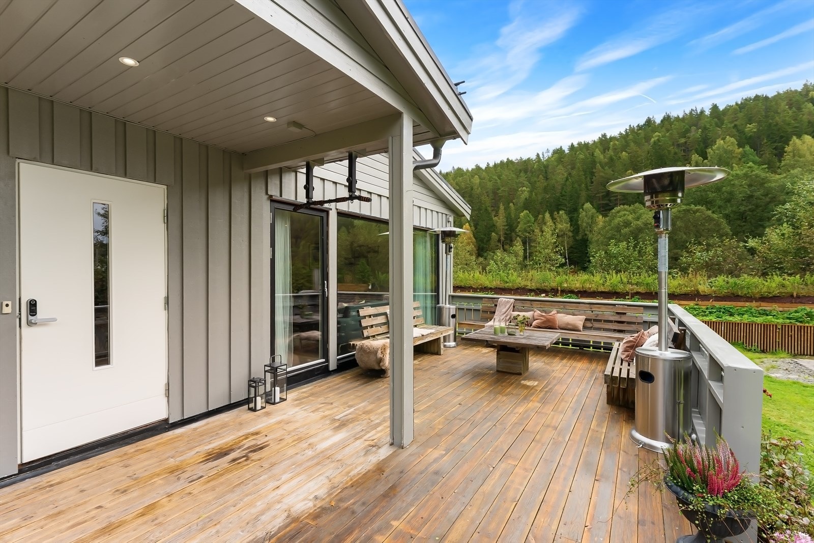 Terrassen er delvis overbygd ved inngangspartiet. Galleribilde