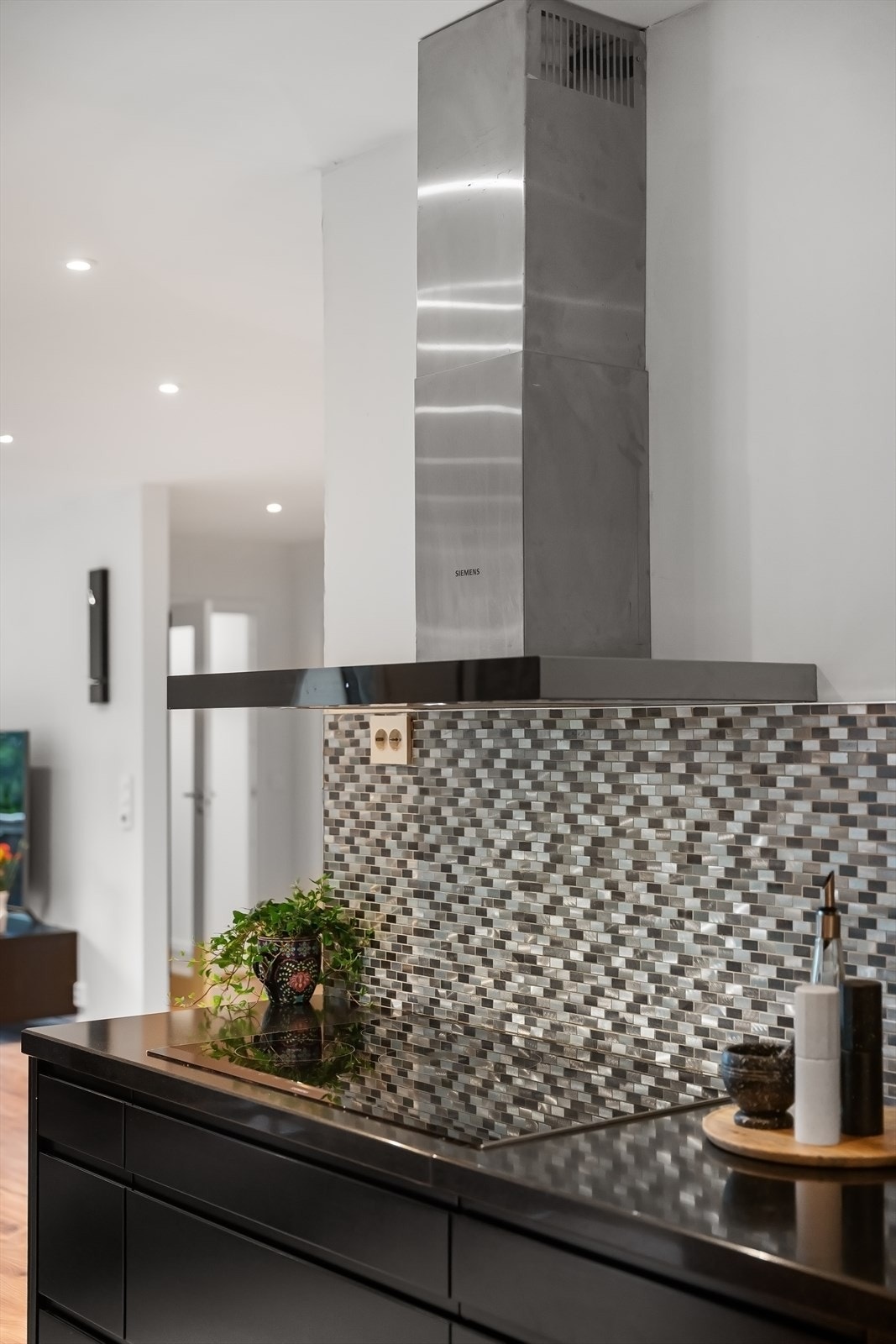 Integrerte hvitevarer som kjøleskap, oppvaskmaskin, kaffemaskin, mikrobølgeovn og stekeovn. Galleribilde