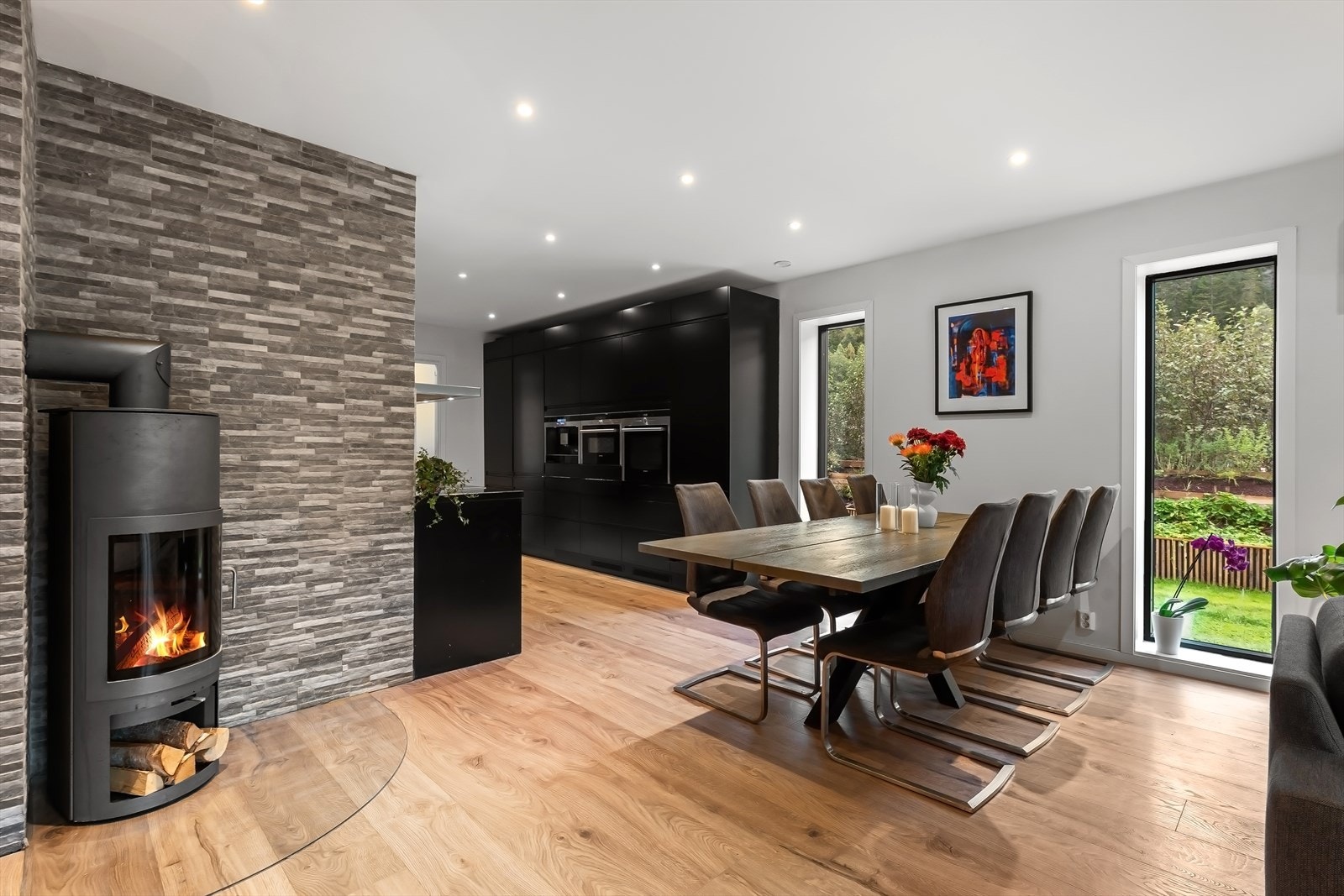 Spiseplassen ligger i praktisk forlengelse av kjøkkenet. Galleribilde